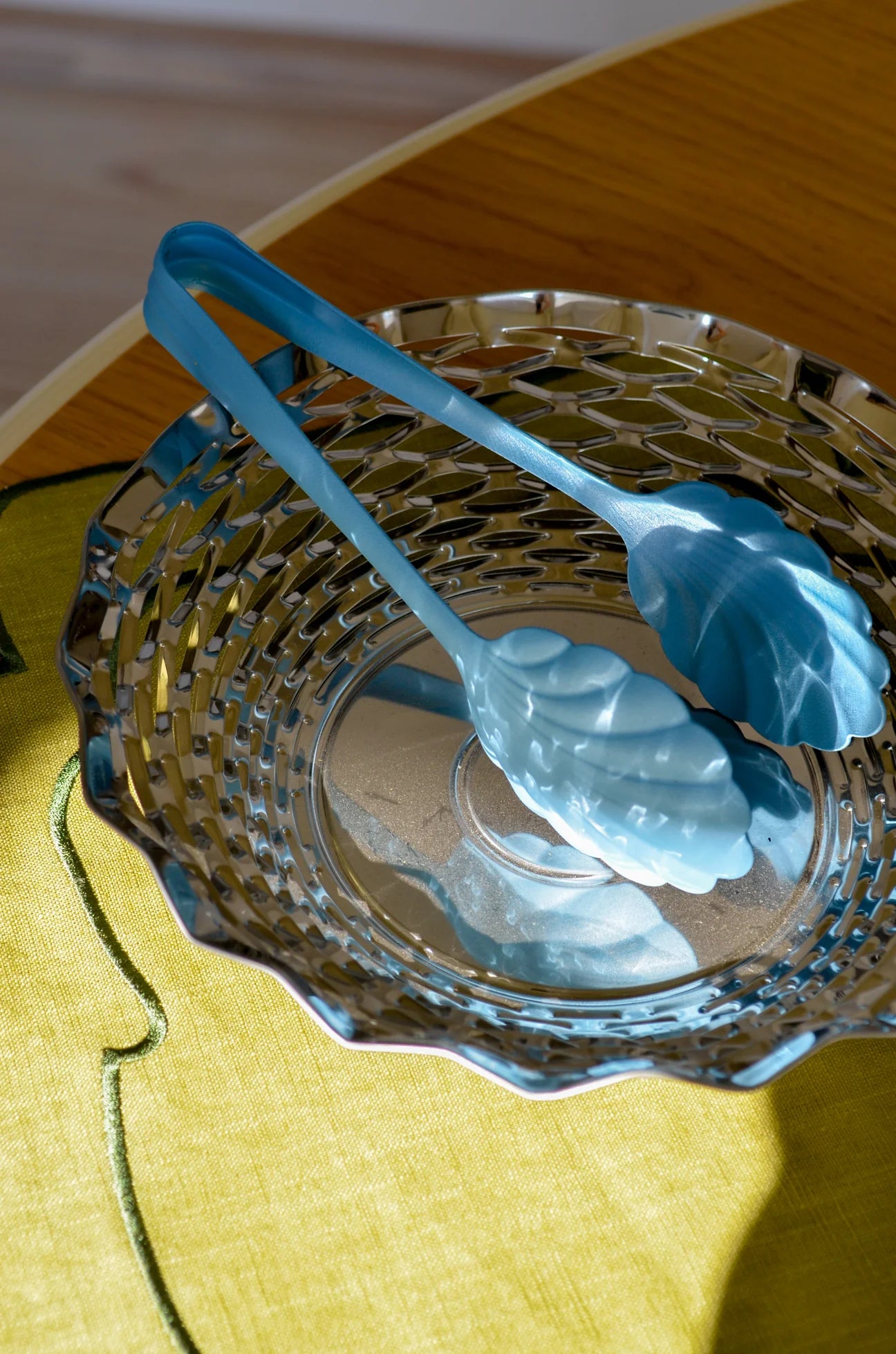 Salattang i soft blue 21 cm fremstillet i Frankrig – køb hos Butik Alrum