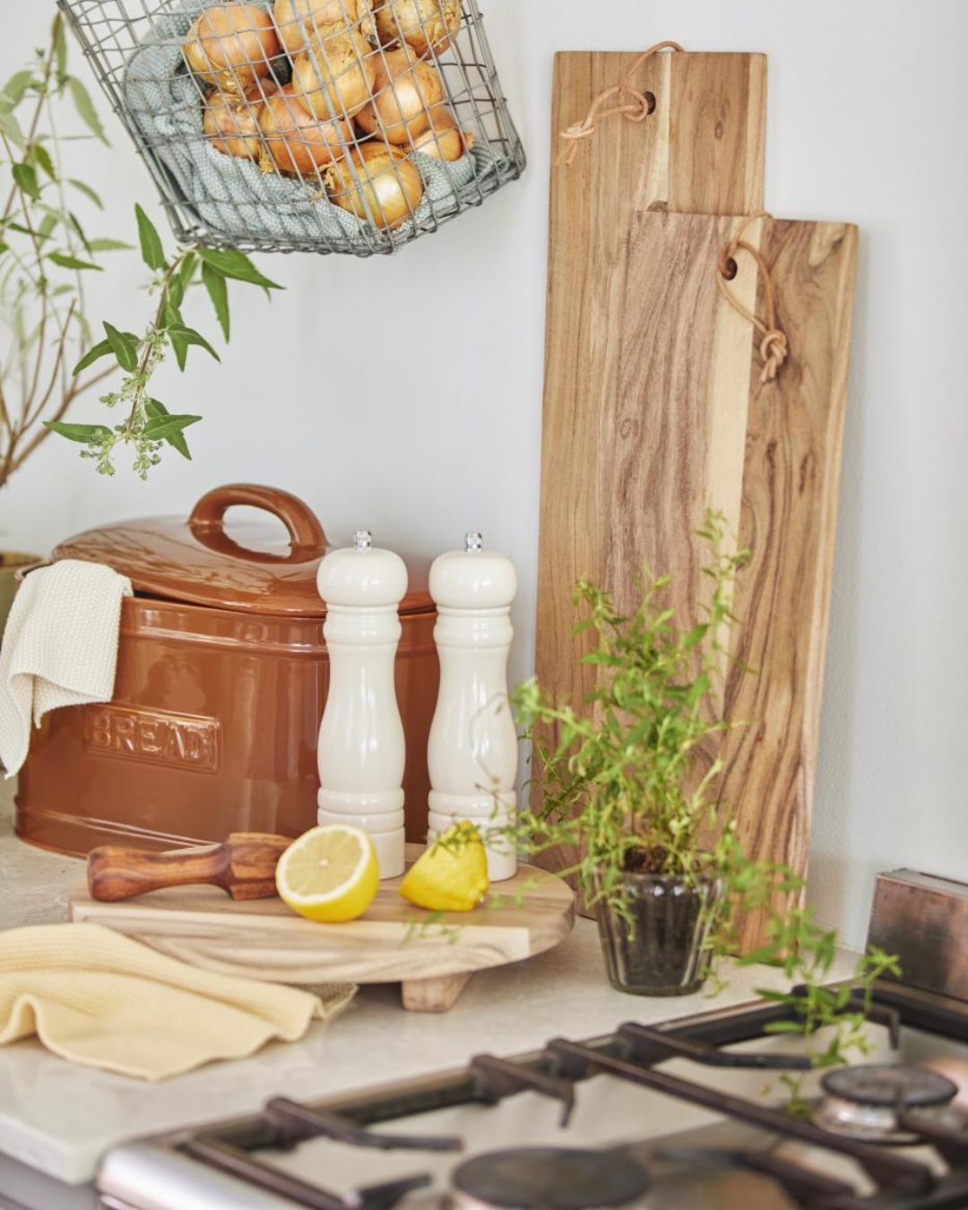 Elegant salt- og peberkværn sæt i lakeret træ med keramiske kværne, mål H: 21,5 cm, Ø: 5,5 cm. Fås i forskellige farver.