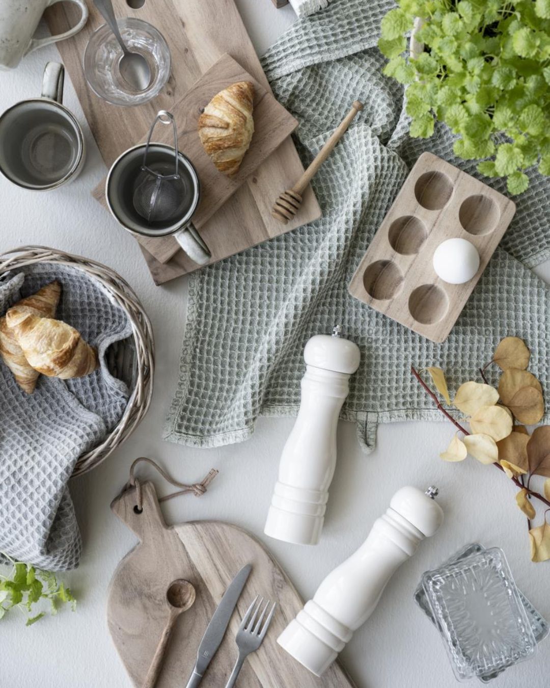 Elegant salt- og peberkværn sæt i lakeret træ med keramiske kværne, mål H: 21,5 cm, Ø: 5,5 cm. Fås i forskellige farver.