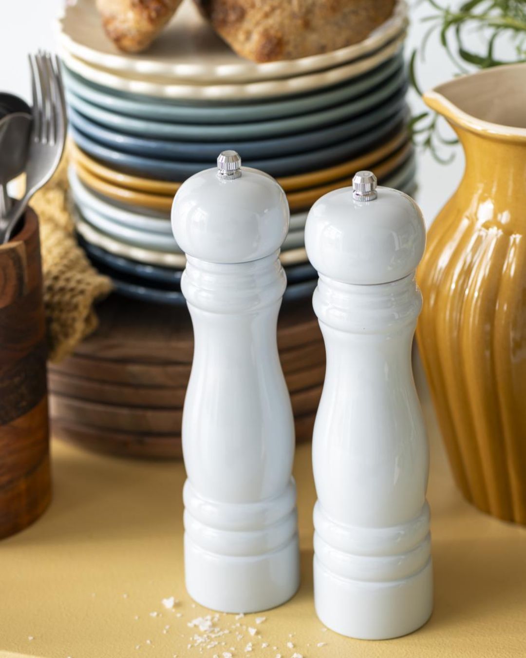 Elegant salt- og peberkværn sæt i lakeret træ med keramiske kværne, mål H: 21,5 cm, Ø: 5,5 cm. Fås i forskellige farver.