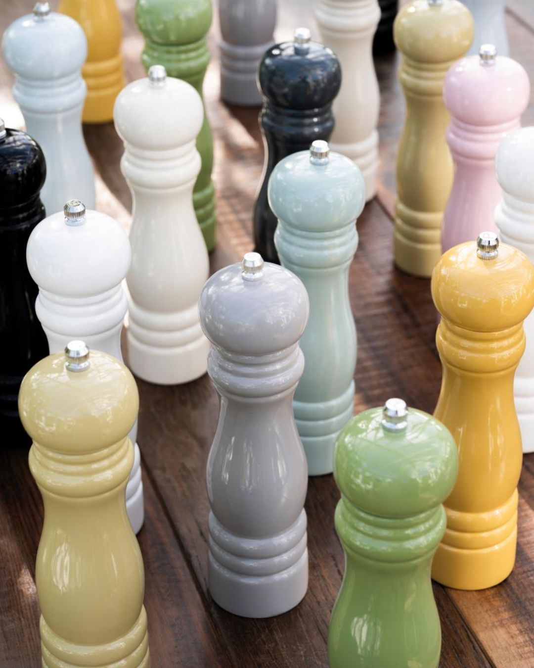 Elegant salt- og peberkværn sæt i lakeret træ med keramiske kværne, mål H: 21,5 cm, Ø: 5,5 cm. Fås i forskellige farver.