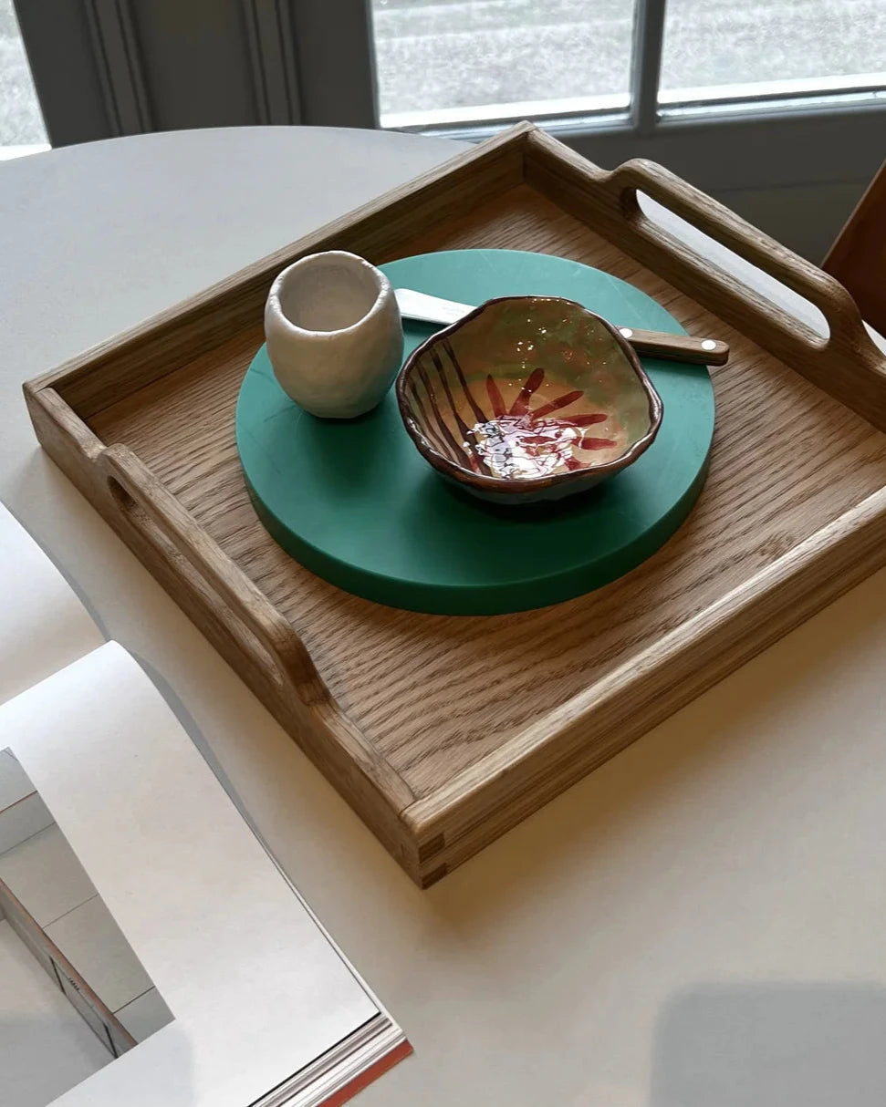 Kath & Andersen træbakke i massivt træ med praktiske håndtag og stilfuldt nordisk design, ideel til servering og opbevaring.