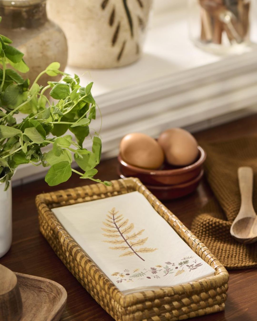 Pakke med 16 servietter i høj kvalitet, perfekte til borddækning ved både hverdag og festlige lejligheder.