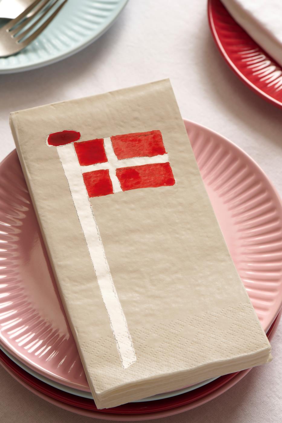 Papirservietter 10x20 cm med Dannebrog på flagstang – køb hos butikalrum.dk