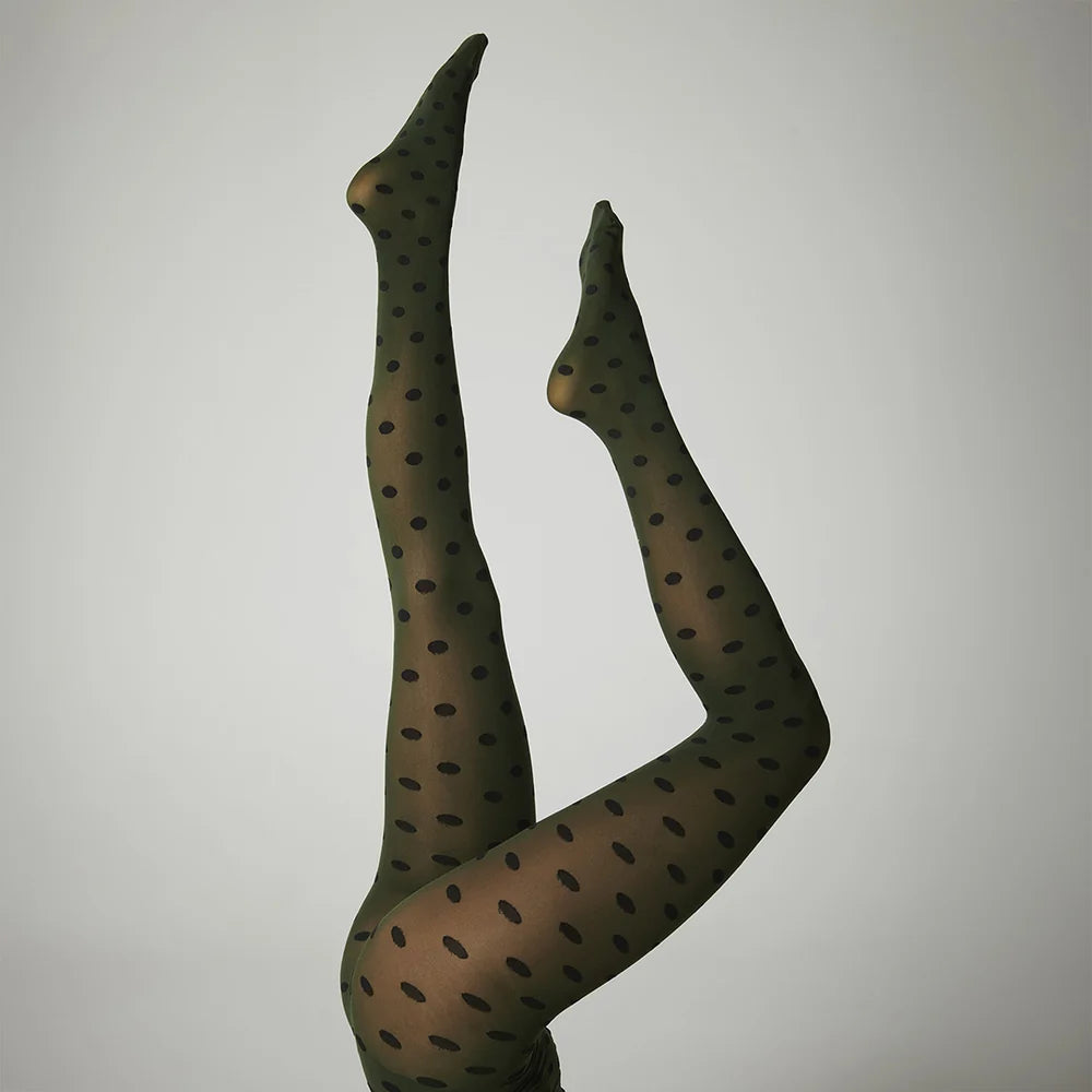Sibyl tights fra Sneaky Fox i farven Duffel Bag med elegant prikket mønster, 80 denier og forstærket tå.