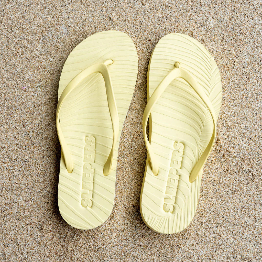 Slim flip flop i premium naturligt gummi med rund sål og minimalistisk rem i Mellow Yellow | Butikalrum.dk