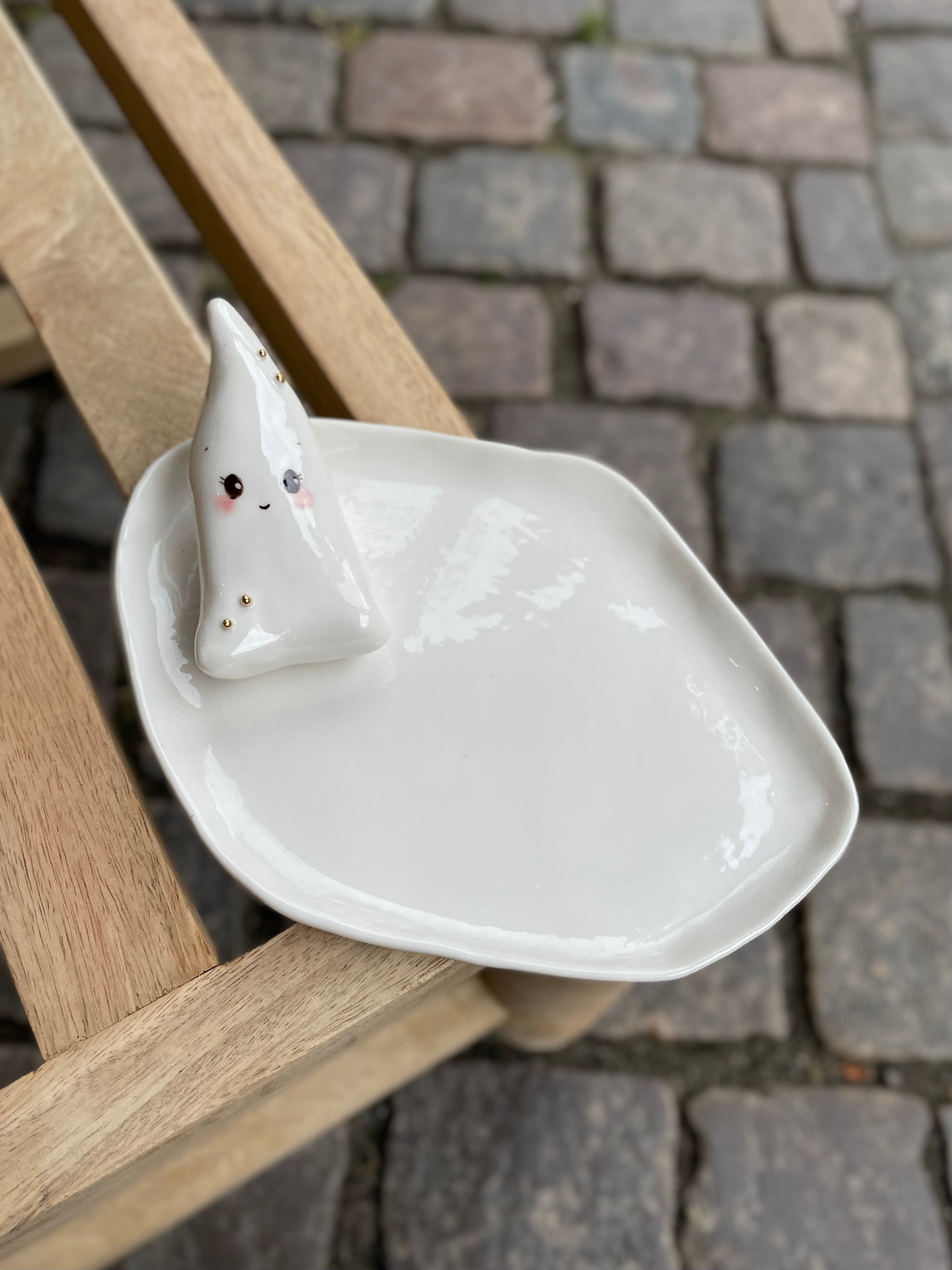 Hvidt keramisk smykkefad med lille hvidt spøgelse, håndlavet af dansk keramiker.