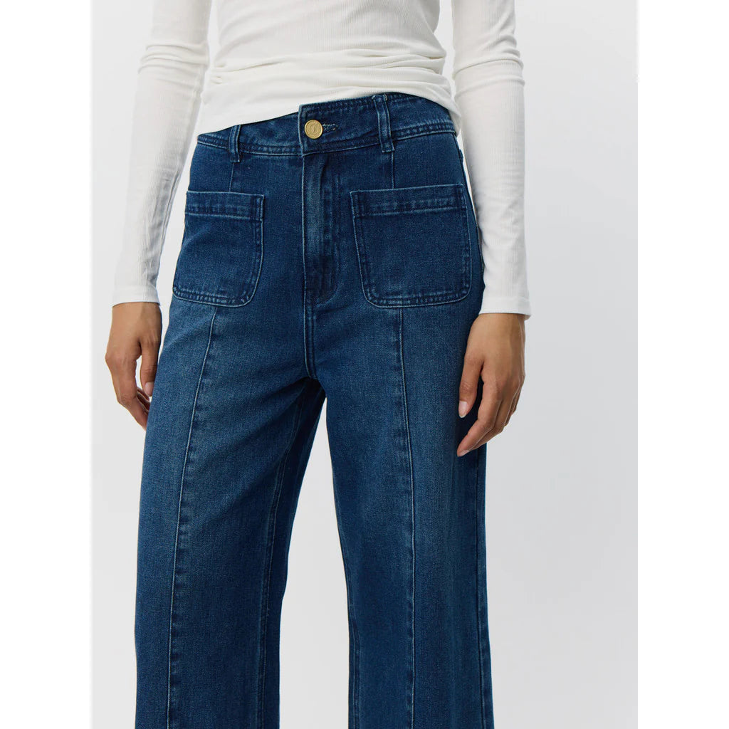Jeans med brede ben i dark blue denim fra Sofie Schnoor – køb hos butikalrum.dk