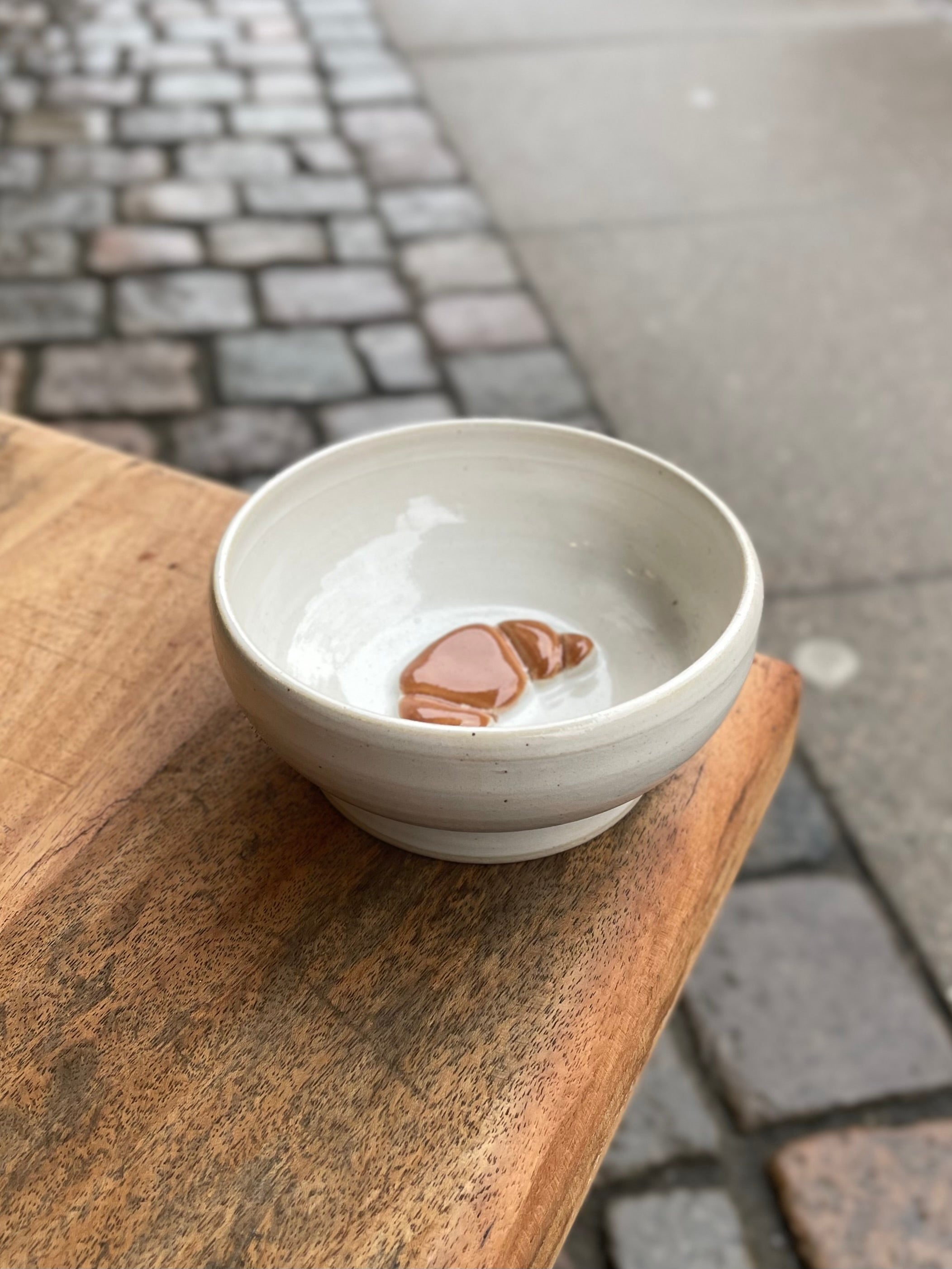 Dekorativ keramik skål med croissant design – køb hos butikalrum.dk