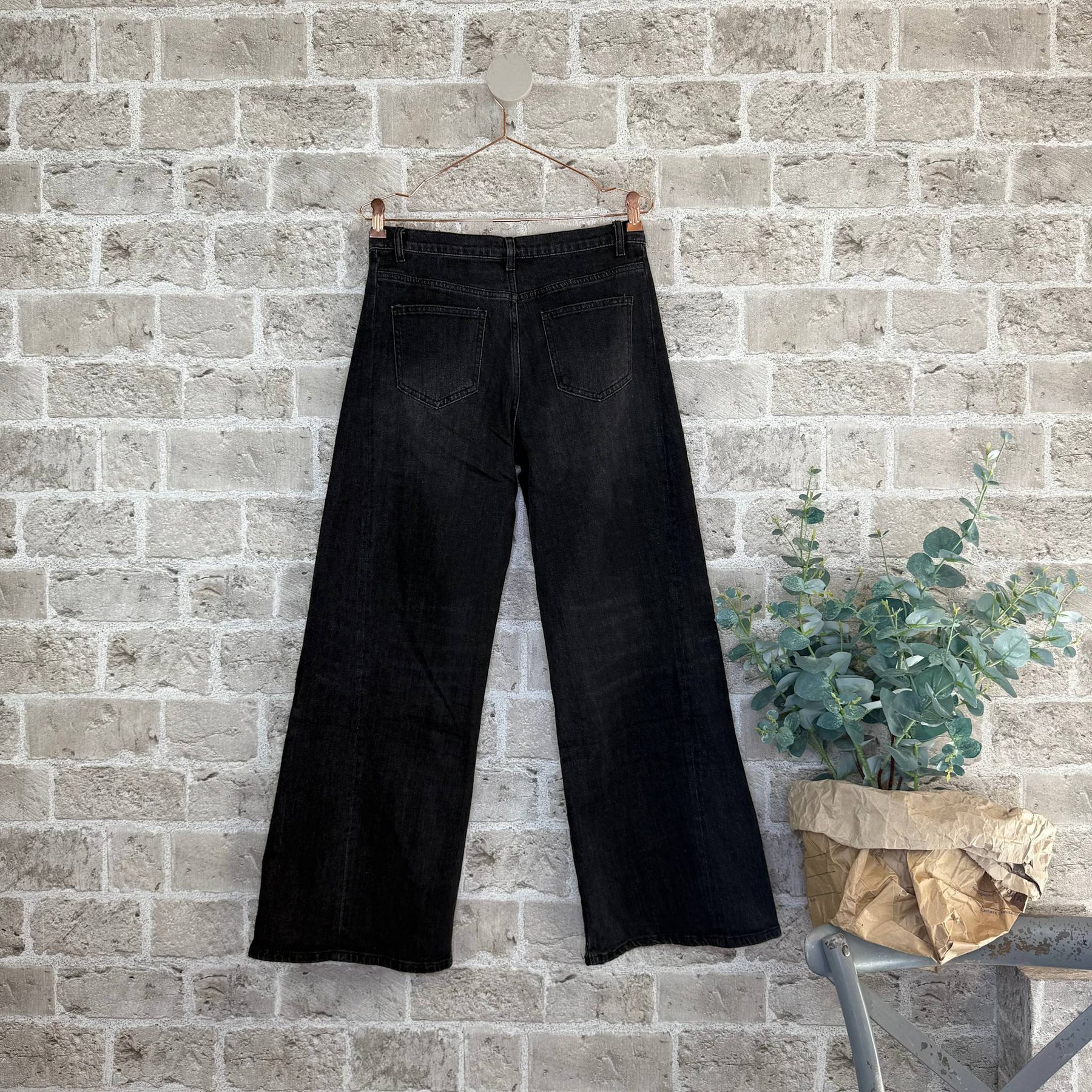 Julietta jeans i Black Denim fra Cabana Living med behagelig stretch og klassisk pasform – køb hos Butik Alrum på Amager eller online på butikalrum.dk.