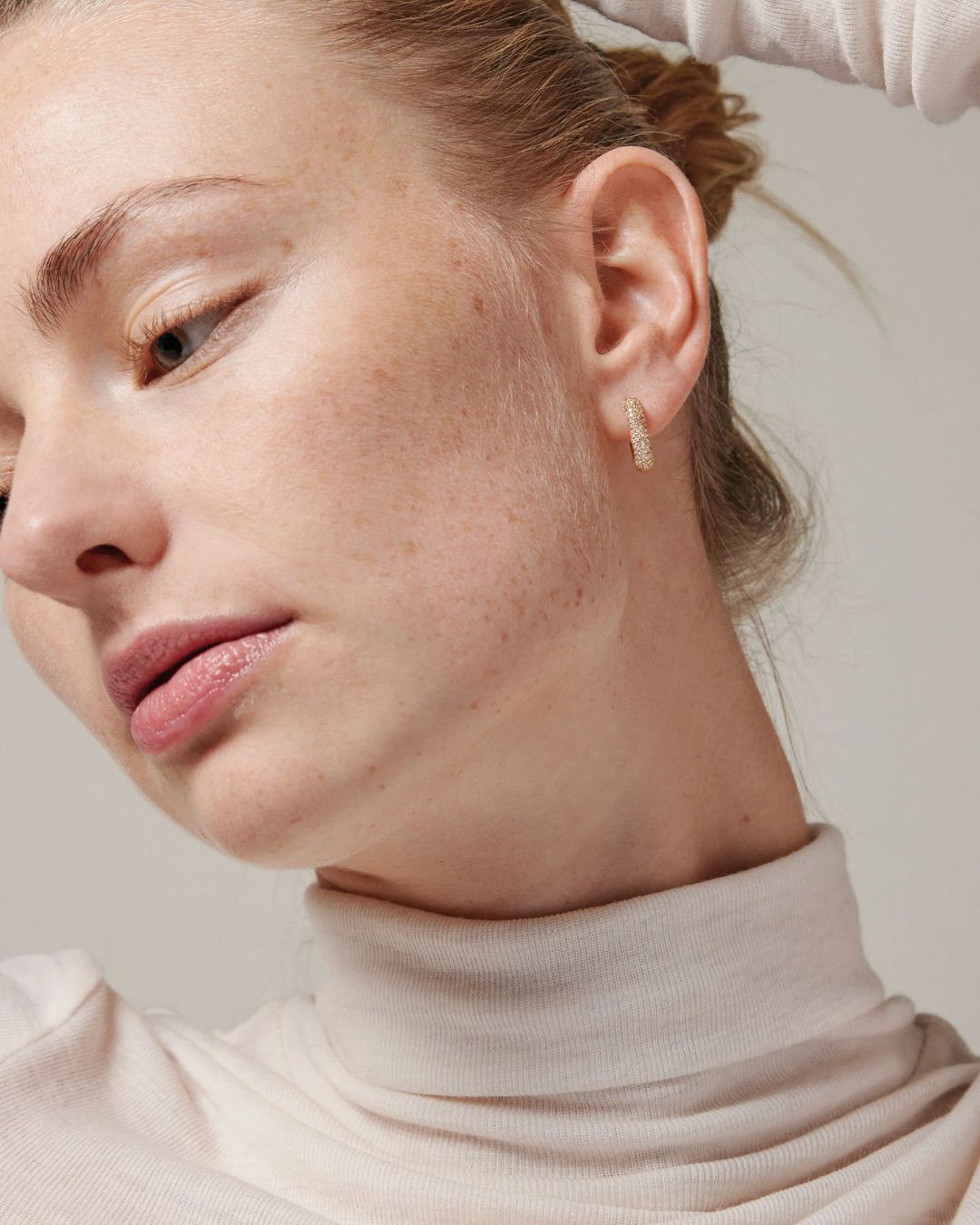 Enamel square hoops i guld fyldt med sten