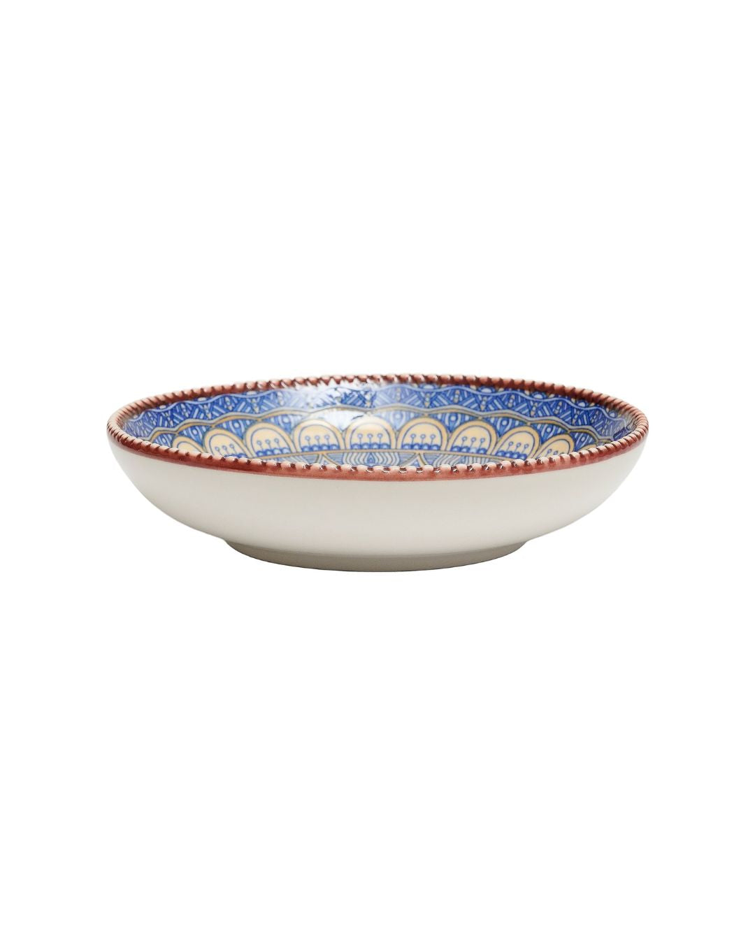 Stor lav skål i spansk stentøj med håndmalede azurblå og jordfarvede detaljer, diameter 14 cm.