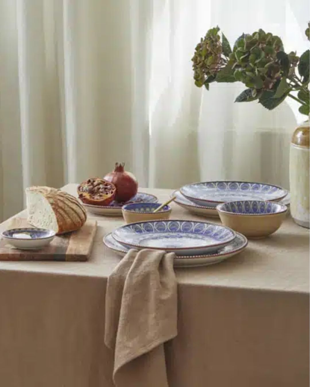 dyb skål i spansk stentøj med håndmalede reliefdetaljer i azurblå og jordfarver