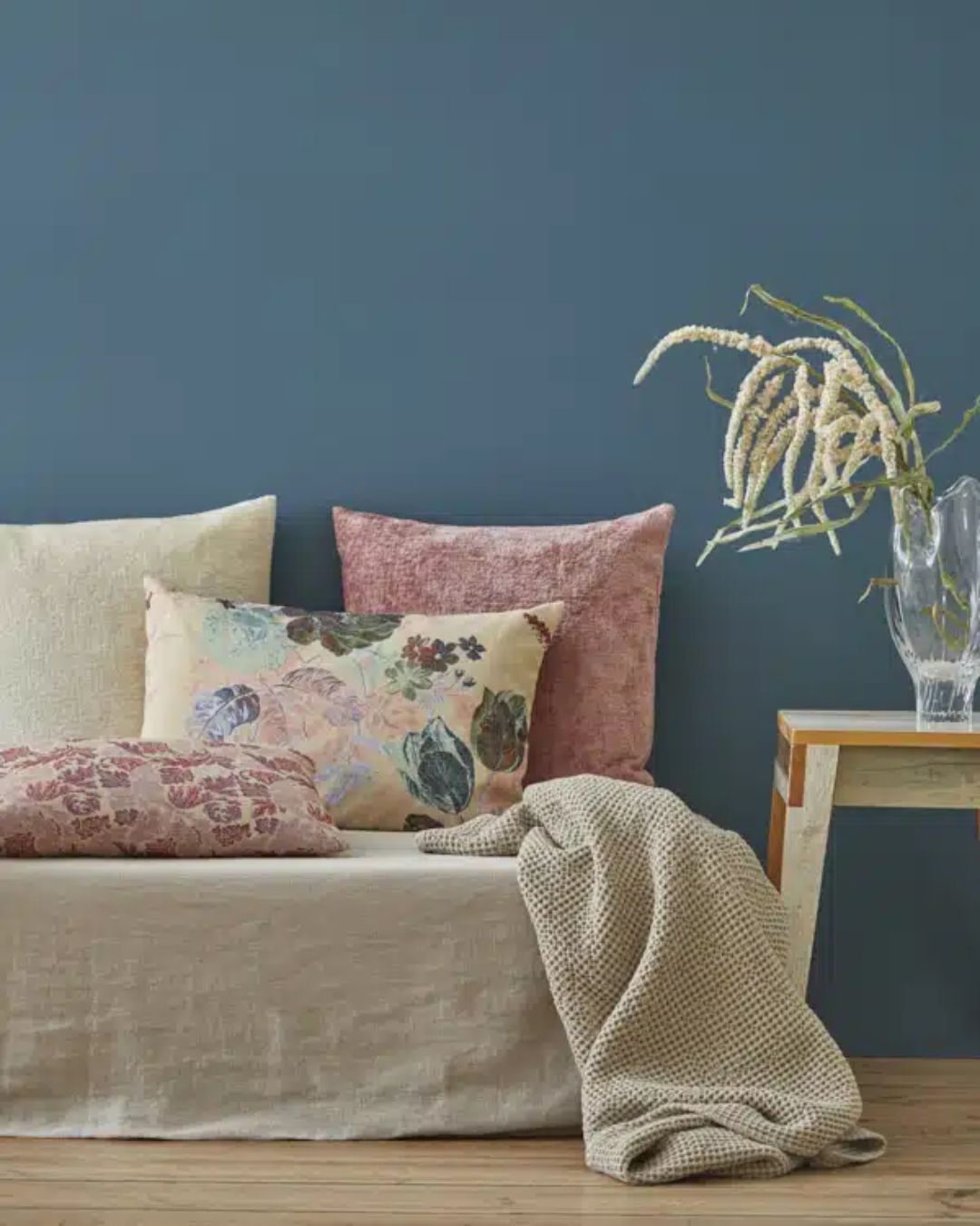 Gobelinpude 60x40 cm med blomster i rosa og grøn, skjult lynlås og monteringspude med andedun, fjer og fiberfyld.