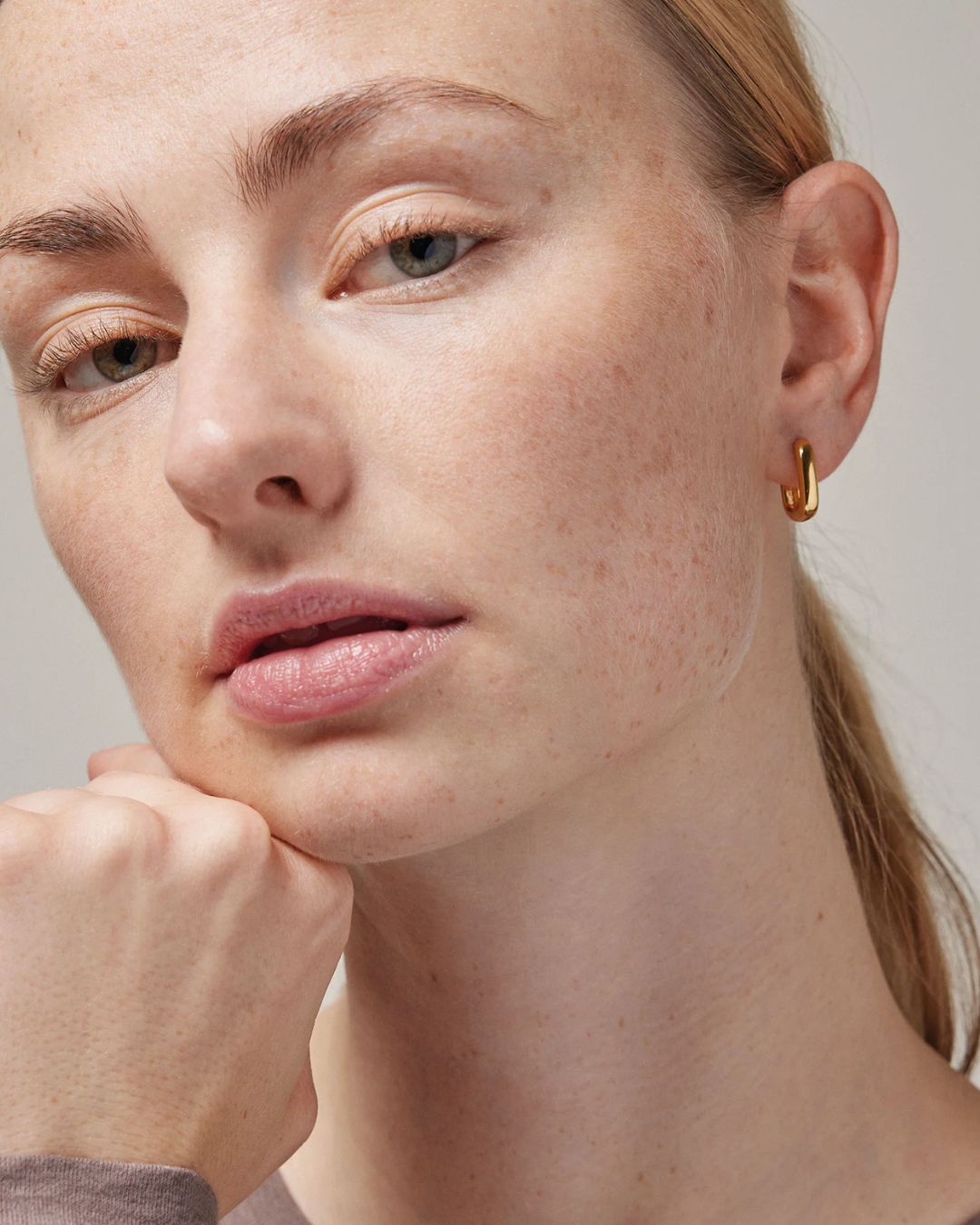 enamel square hoops mellem guld