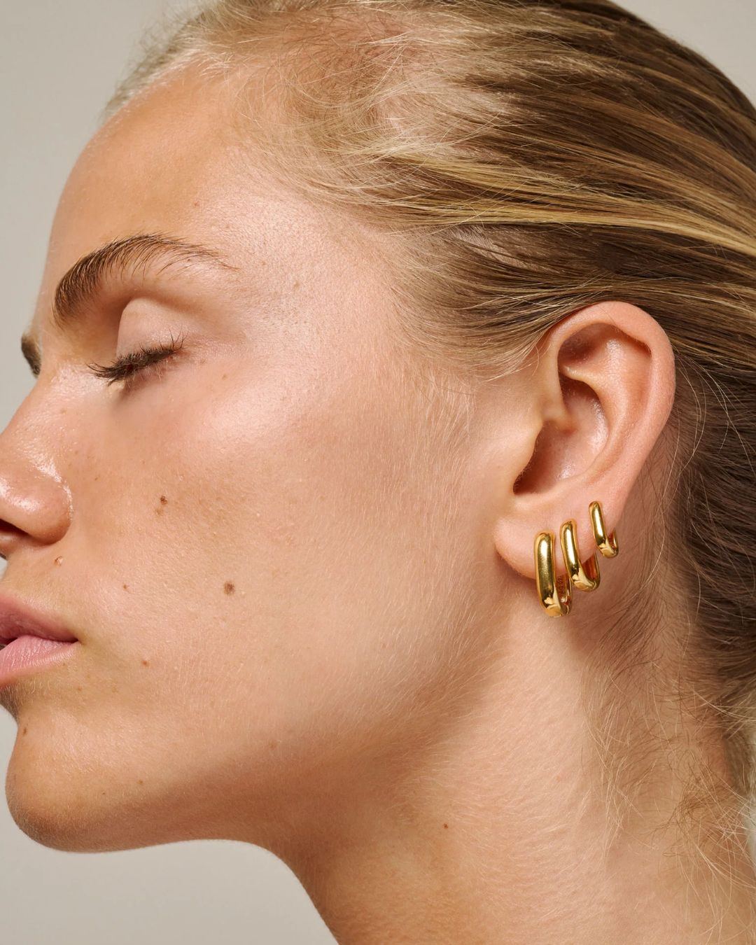 enamel square hoops mellem guld