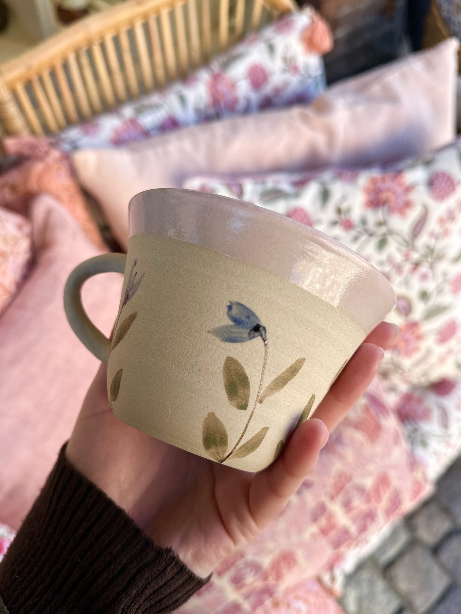 Håndlavet keramik kop med hank blå blomster og lyserød kant fra Stine Mei med teksten moster unik gave - køb hos butikalrum.dk