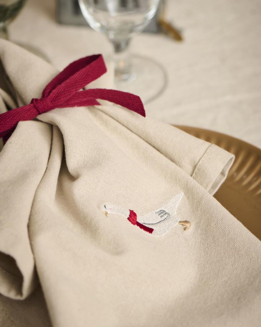 Hørfarvede jule stofservietter i bomuld med broderet juleprint – perfekt til julebordet