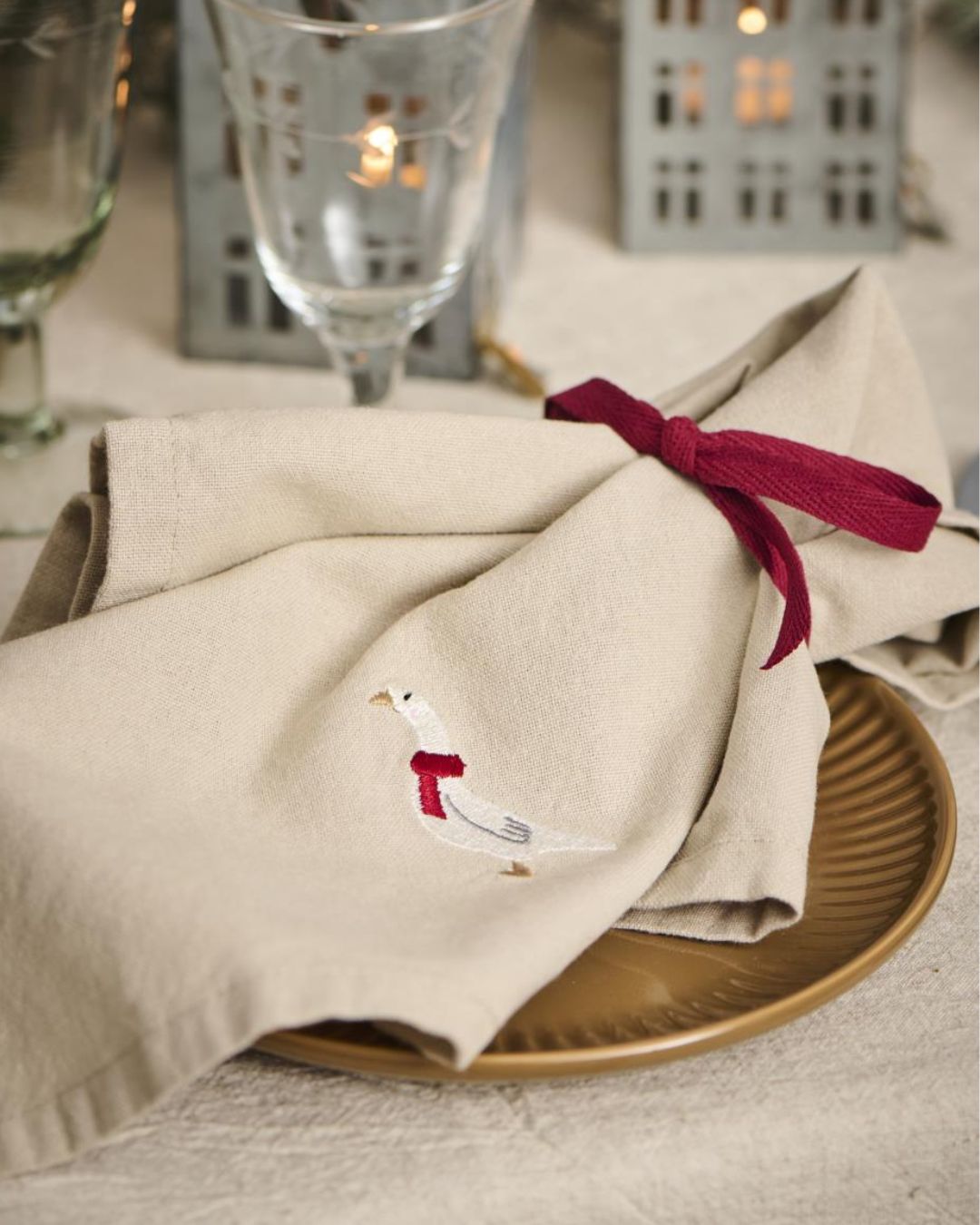 Hørfarvede jule stofservietter i bomuld med broderet juleprint – perfekt til julebordet