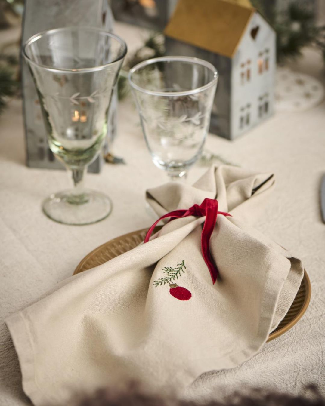 Hørfarvede jule stofservietter i bomuld med broderet juleprint – perfekt til julebordet