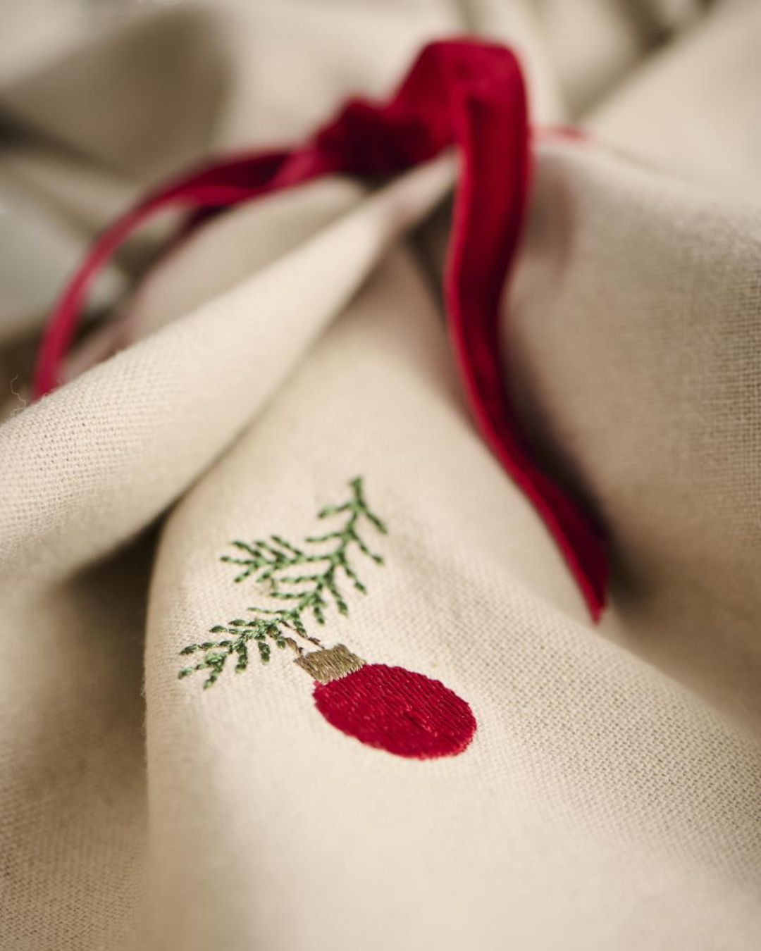 Hørfarvede jule stofservietter i bomuld med broderet juleprint – perfekt til julebordet