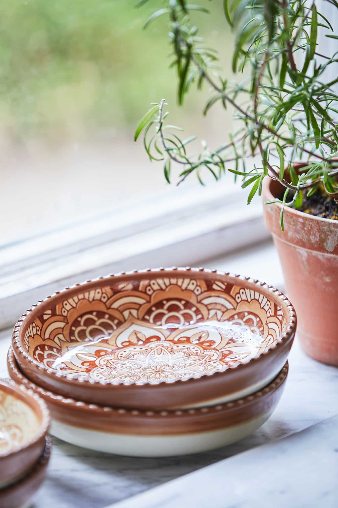 Stor håndmalet spansk keramikskål Ø30 cm med dekorative relieffer