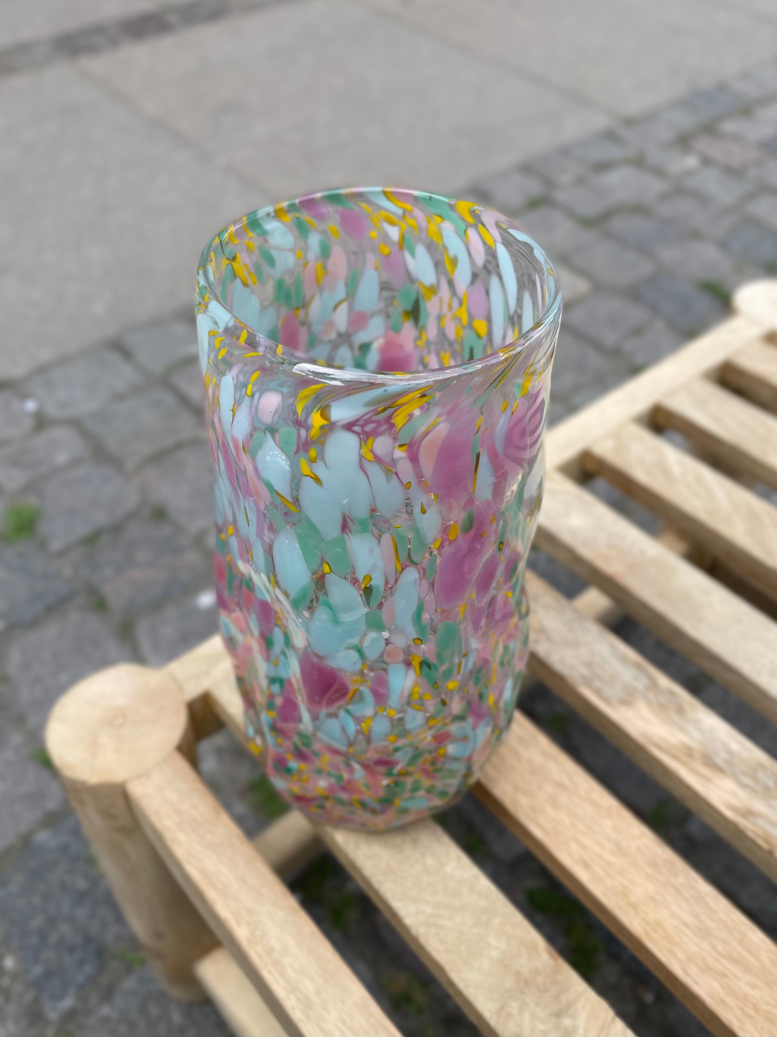 Stor mundblæst Krølvase med konfetti #4 i grønne, lyserøde, gule og blå nuancer af Marie Retpen – køb hos Butik Alrum på Amager eller online på butikalrum.dk.