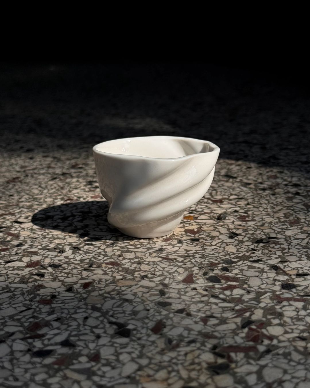 Ællingen-kop inspireret af H.C. Andersens *De vilde svaner* med håndlavede svanevinge-lignende detaljer, 65 ml.