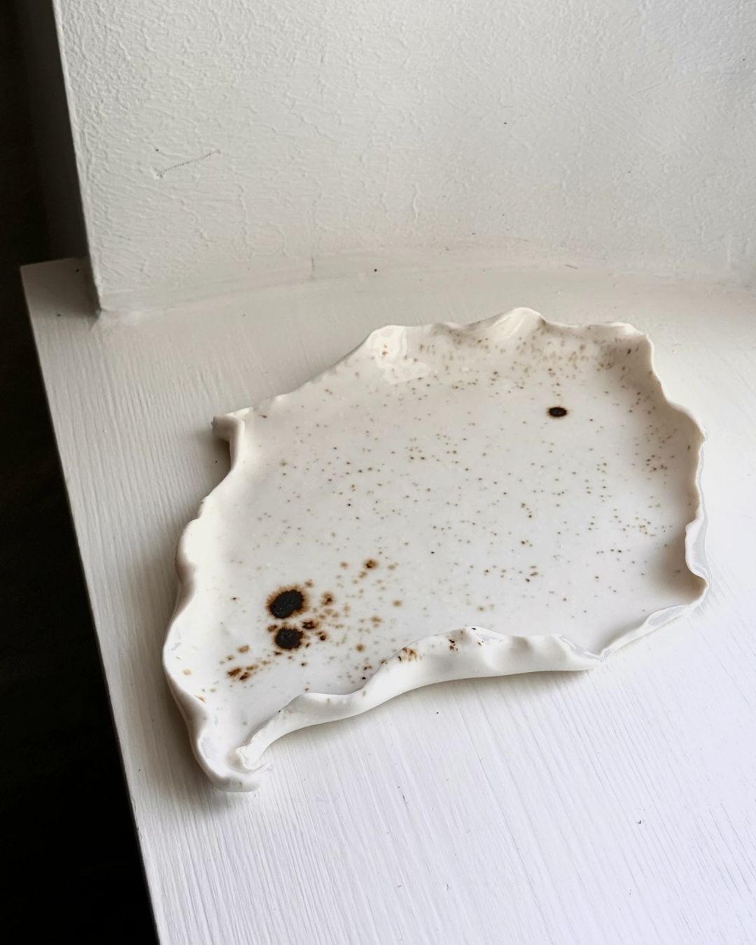 Unikt håndlavet fad fra Vadehavsserien med glasur og charmerende ujævnheder.