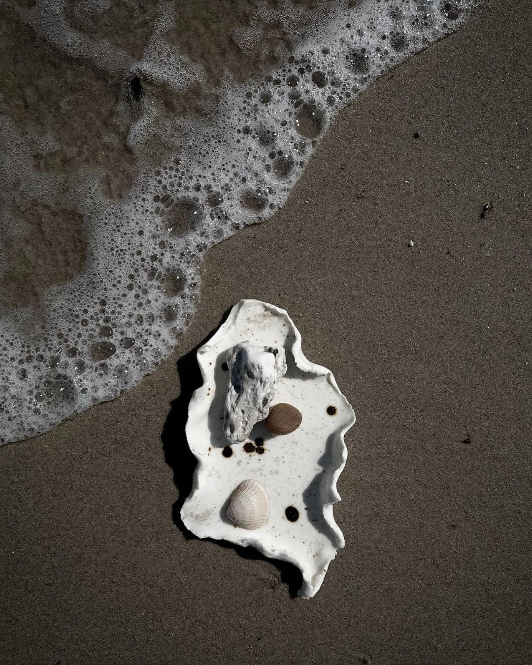 Unikt håndlavet fad fra Vadehavsserien med glasur og charmerende ujævnheder.