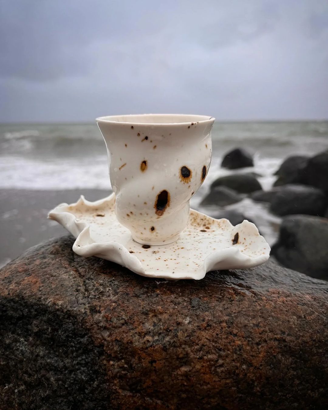 Håndlavet Ryle-kop i sort-hvid glasur inspireret af rylen, elegant og unik med plads til 175 ml.