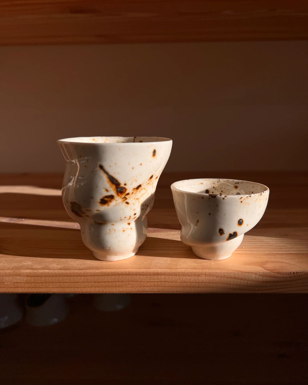 Håndlavet Ryle-kop i sort-hvid glasur inspireret af rylen, elegant og unik med plads til 175 ml.