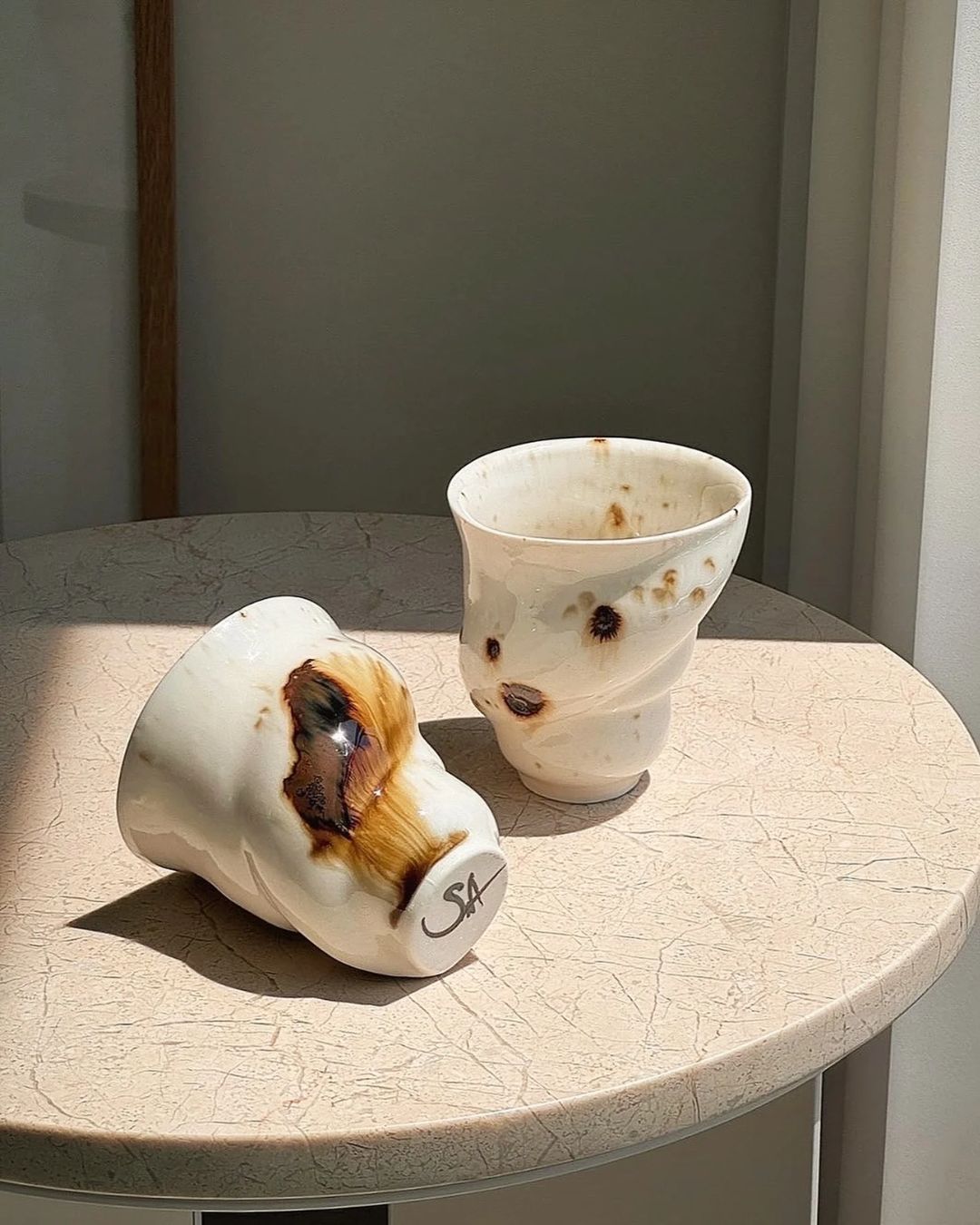 Håndlavet Ryle-kop i sort-hvid glasur inspireret af rylen, elegant og unik med plads til 175 ml.