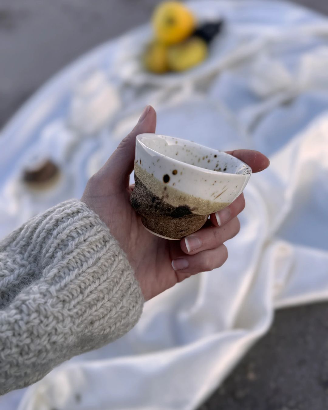Håndlavet Spurvekop inspireret af gråspurvens smukke farver, 65 ml kapacitet, med naturlig og unik glasur.