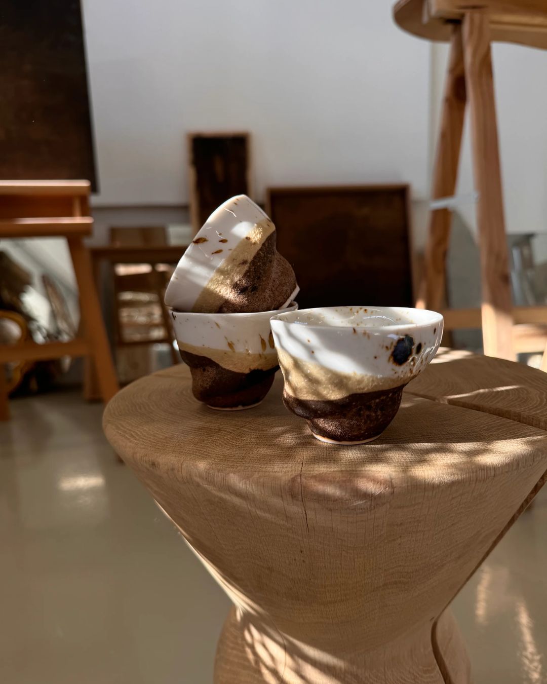 Håndlavet Spurvekop inspireret af gråspurvens smukke farver, 65 ml kapacitet, med naturlig og unik glasur.