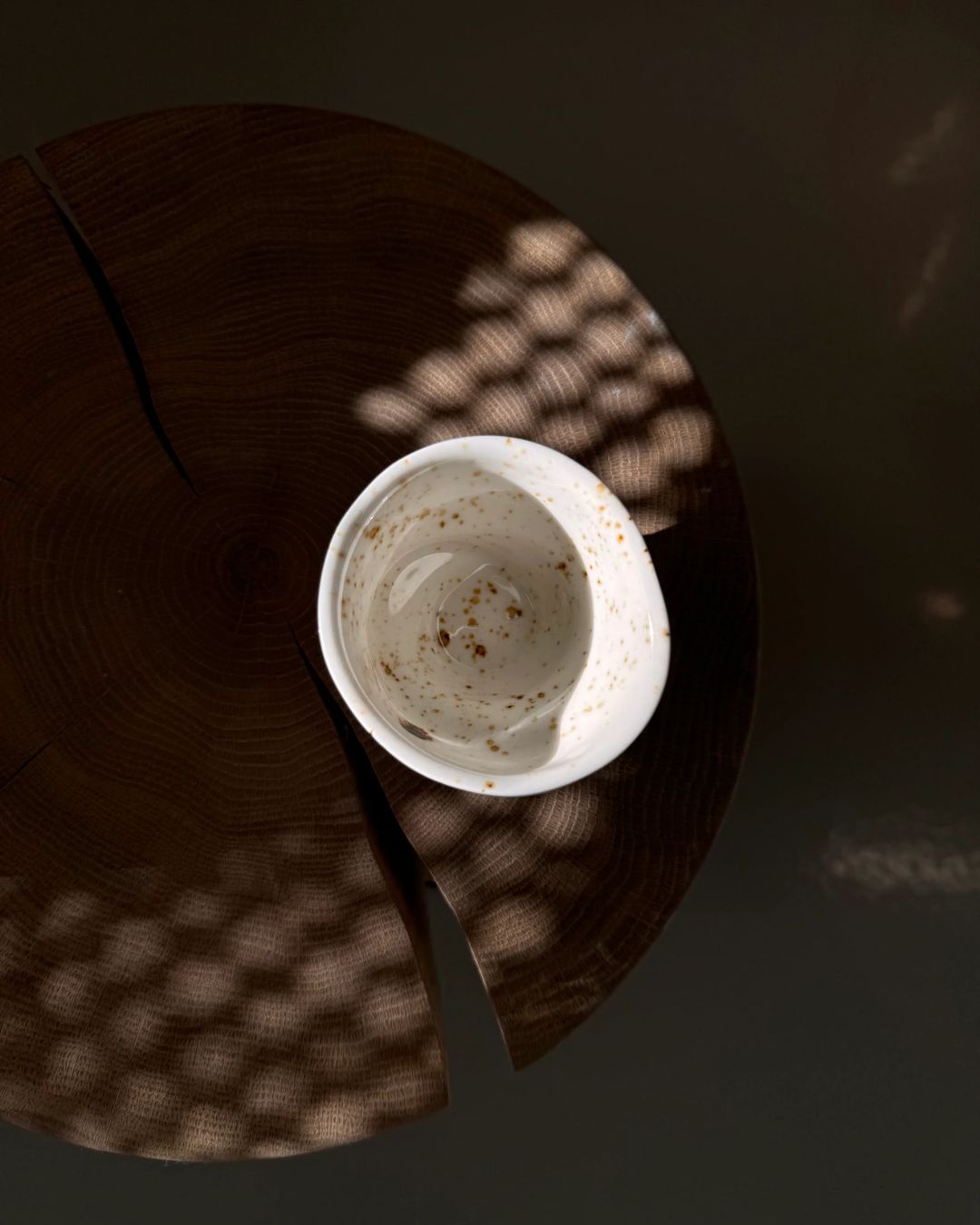 Håndlavet Spurvekop inspireret af gråspurvens smukke farver, 65 ml kapacitet, med naturlig og unik glasur.