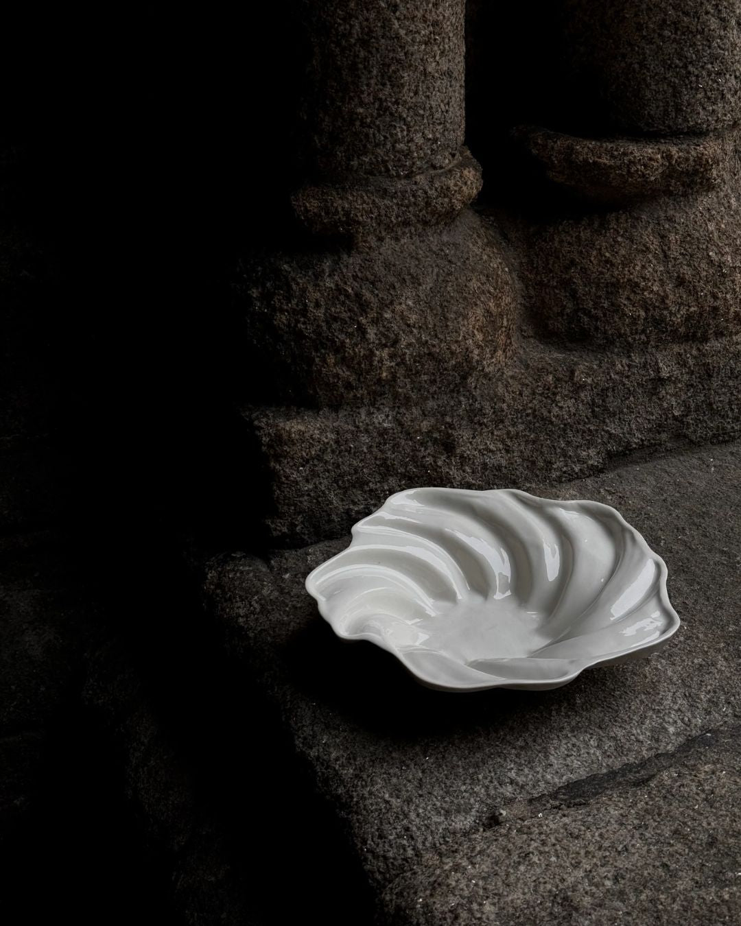 Håndlavet Svane-skål inspireret af H.C. Andersens eventyr med bølgede kanter og svanevingelignende detaljer, 20-23 cm i diameter.