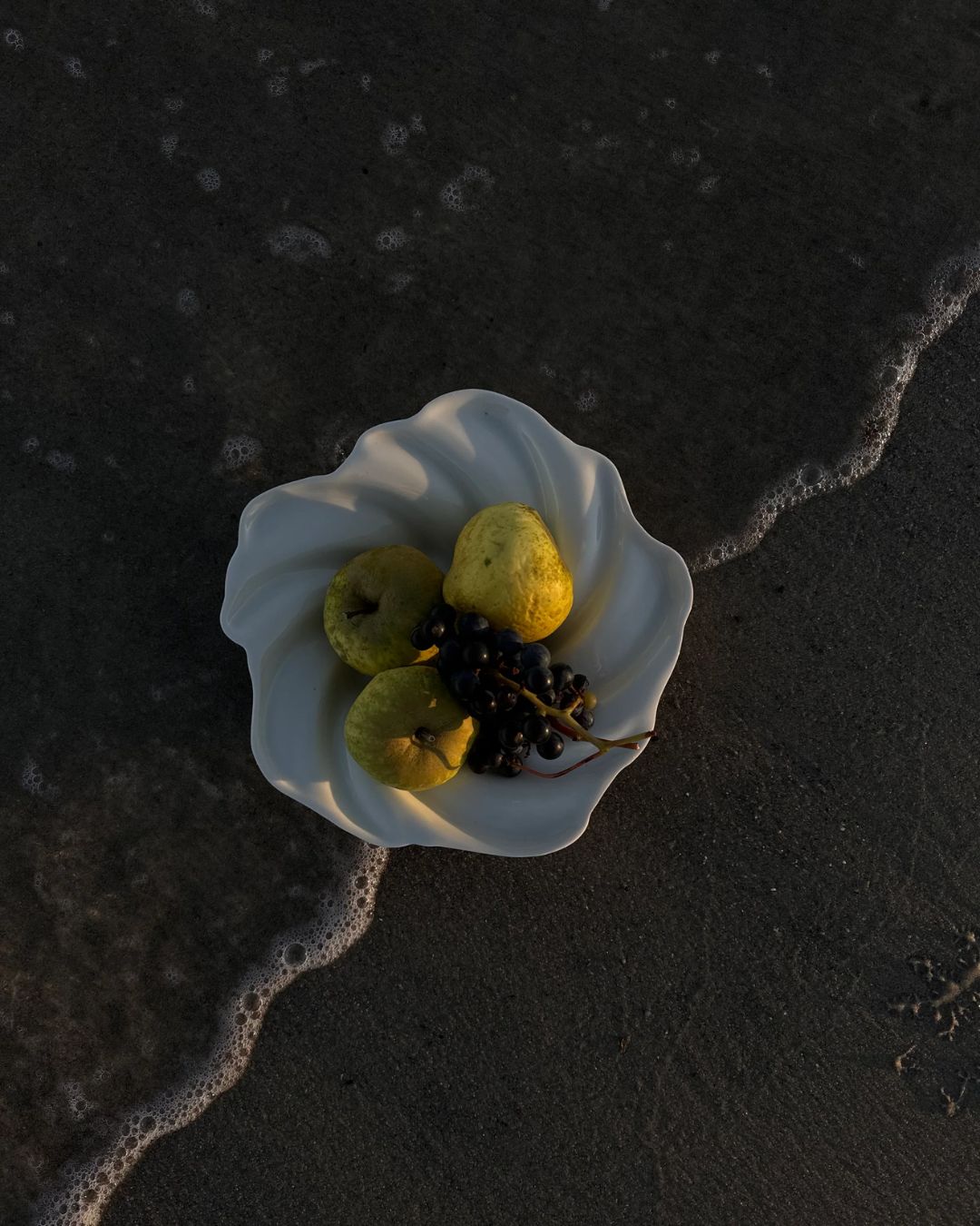 Håndlavet Svane-skål inspireret af H.C. Andersens eventyr med bølgede kanter og svanevingelignende detaljer, 20-23 cm i diameter.