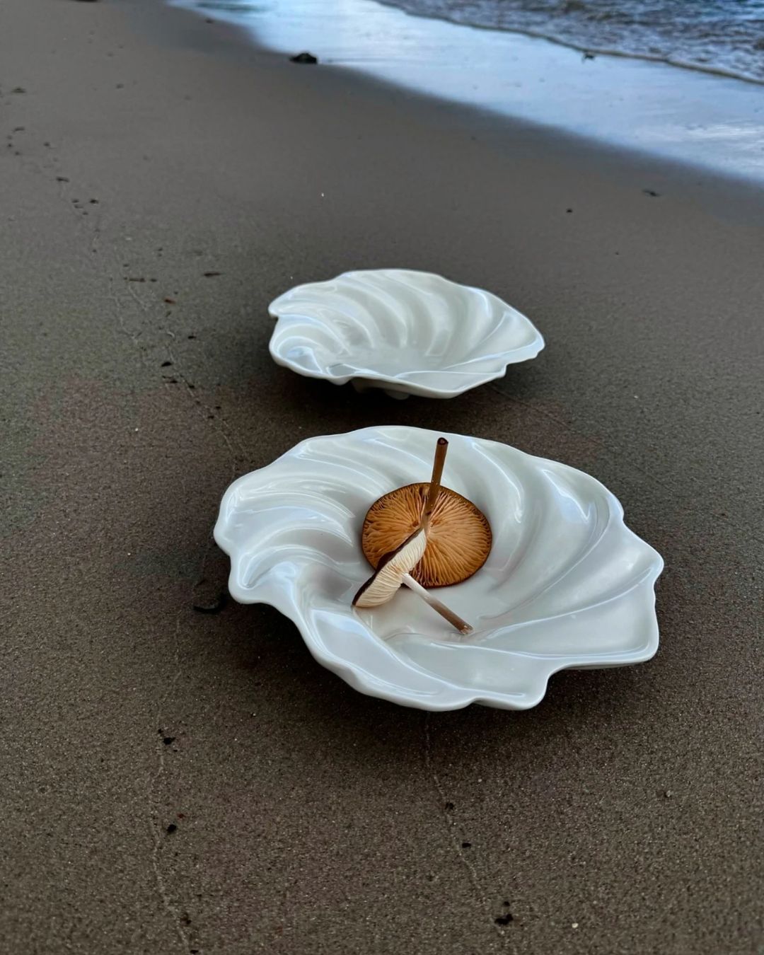 Håndlavet Svane-skål inspireret af H.C. Andersens eventyr med bølgede kanter og svanevingelignende detaljer, 20-23 cm i diameter.