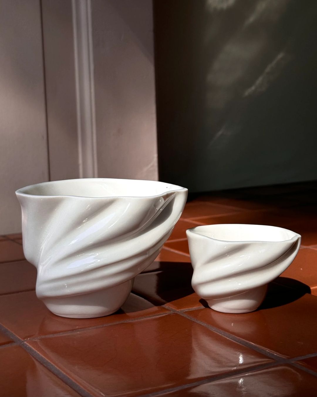 Håndlavet Svanekop inspireret af H.C. Andersens eventyr, porcelænshvid med svanevingelignende detaljer, 230 ml kapacitet.