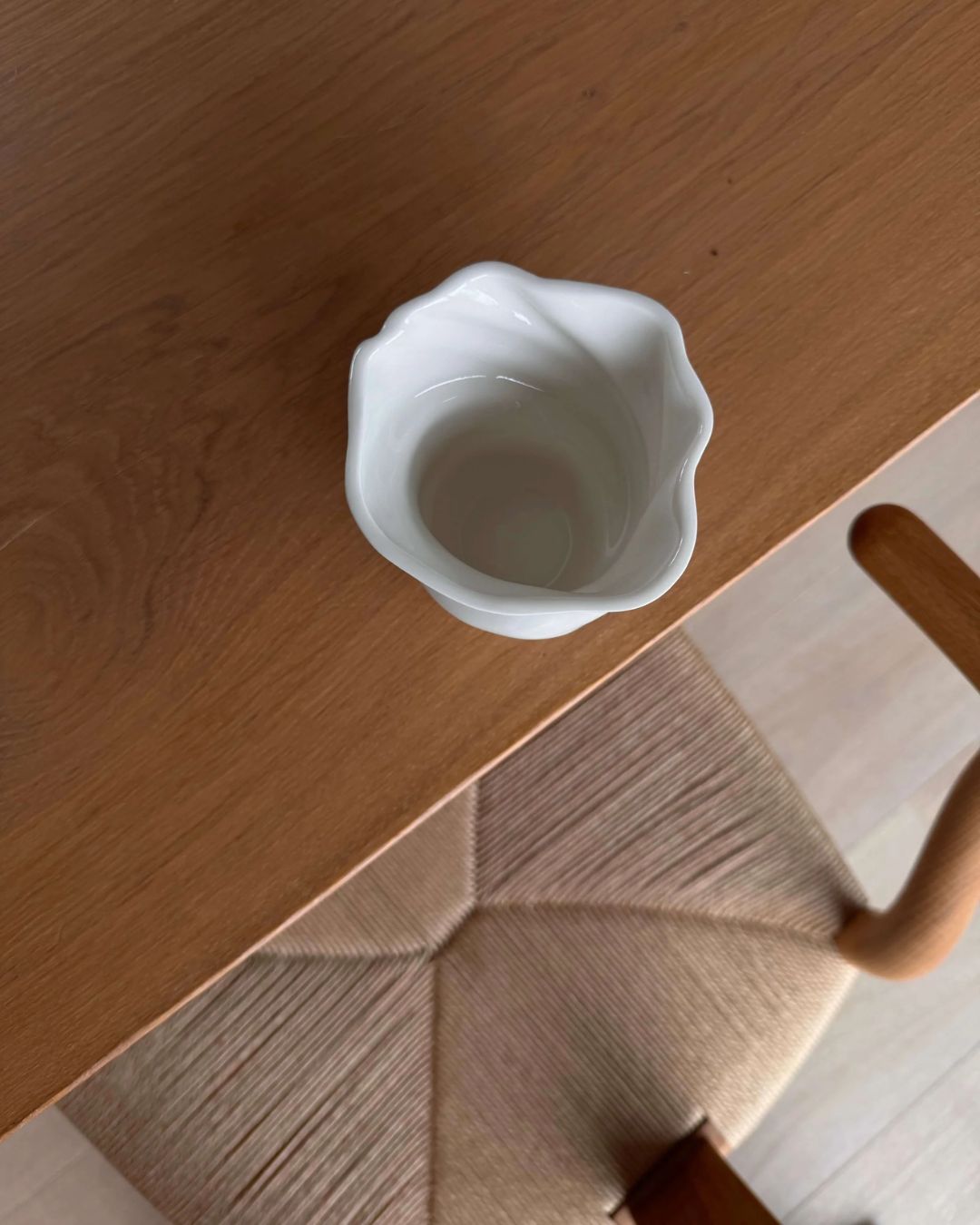 Håndlavet Svanekop inspireret af H.C. Andersens eventyr, porcelænshvid med svanevingelignende detaljer, 230 ml kapacitet.