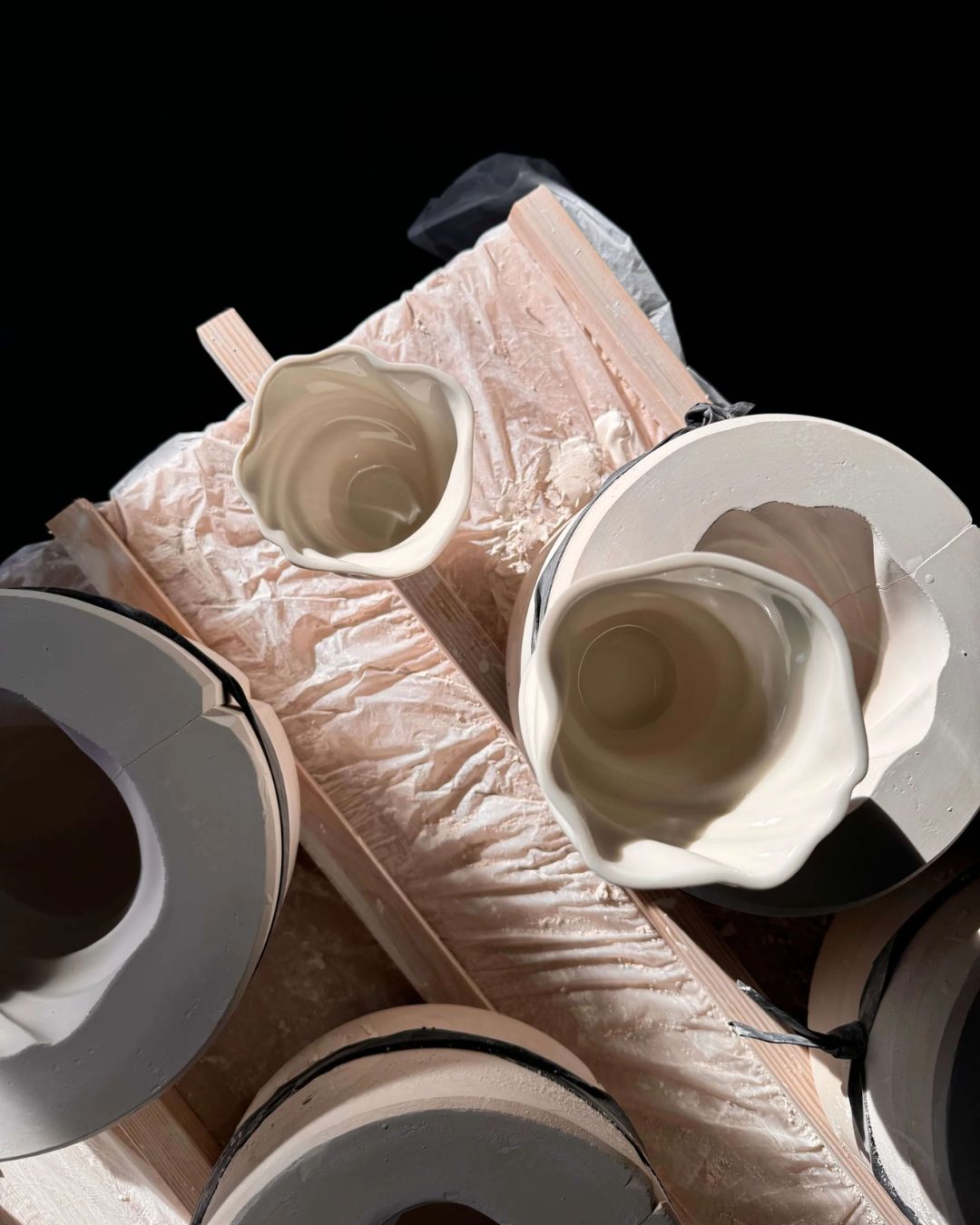 Håndlavet Svanekop inspireret af H.C. Andersens eventyr, porcelænshvid med svanevingelignende detaljer, 230 ml kapacitet.