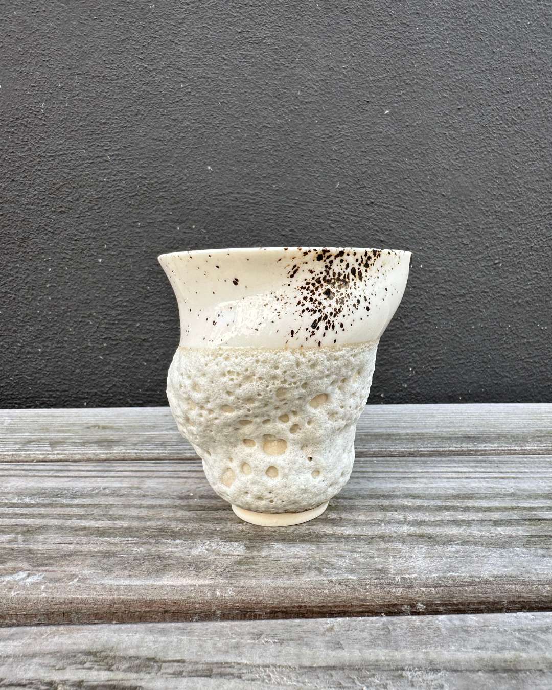 Håndlavet Marsk kop i varme sivbrune og beige nuancer, inspireret af Vadehavets naturlige skønhed.