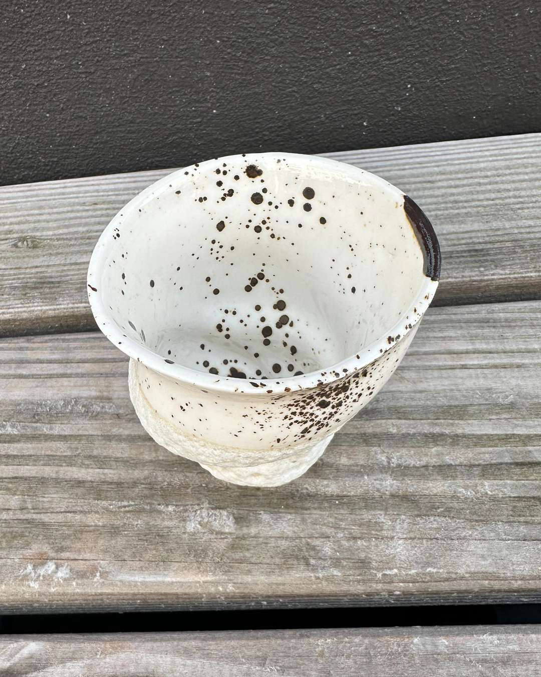 Håndlavet Marsk kop i varme sivbrune og beige nuancer, inspireret af Vadehavets naturlige skønhed.