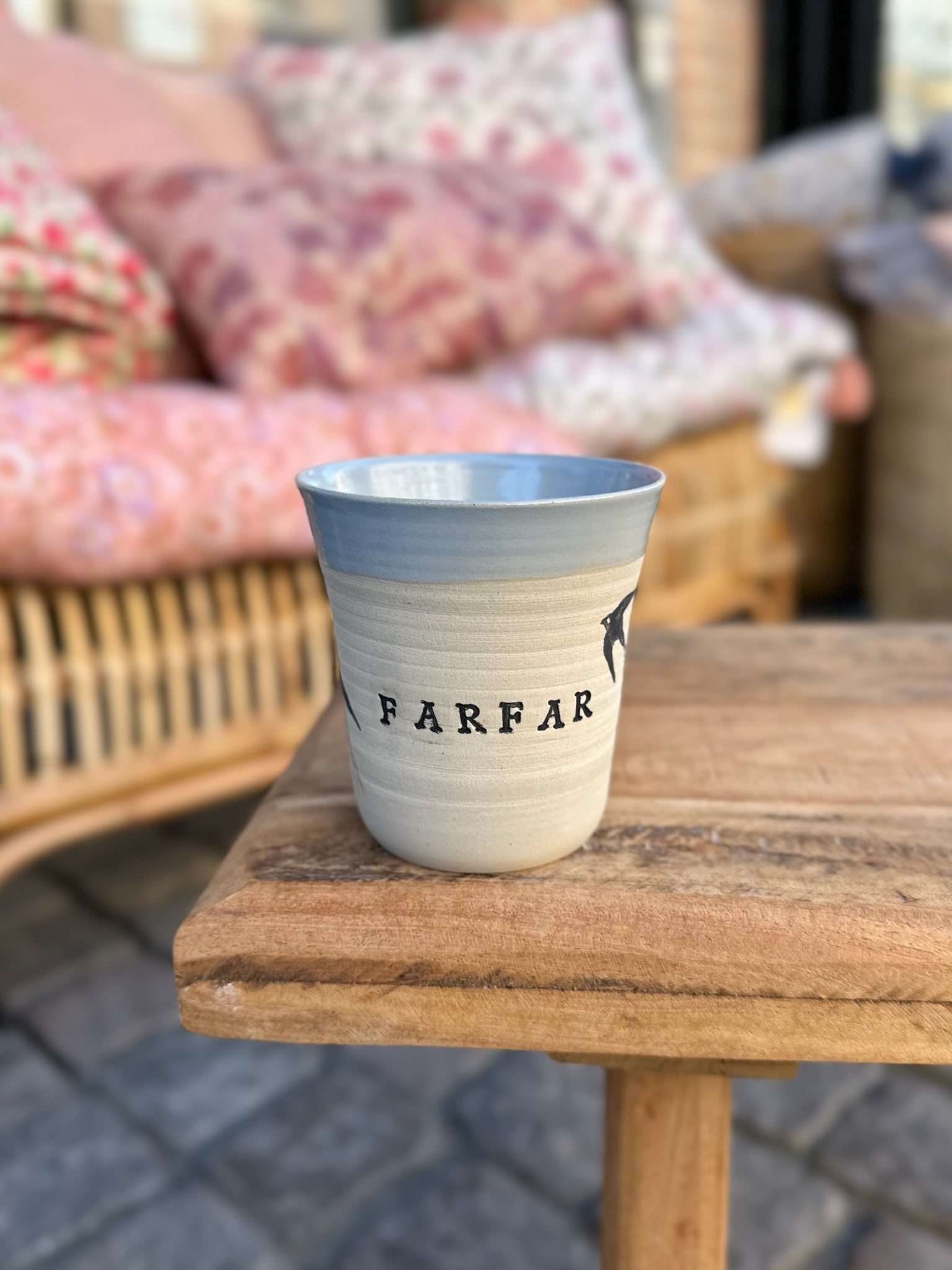 Håndlavet høj keramik kop med sorte håndmalede svaler og blå kant med teksten farfar unik gave - køb hos butikalrum.dk