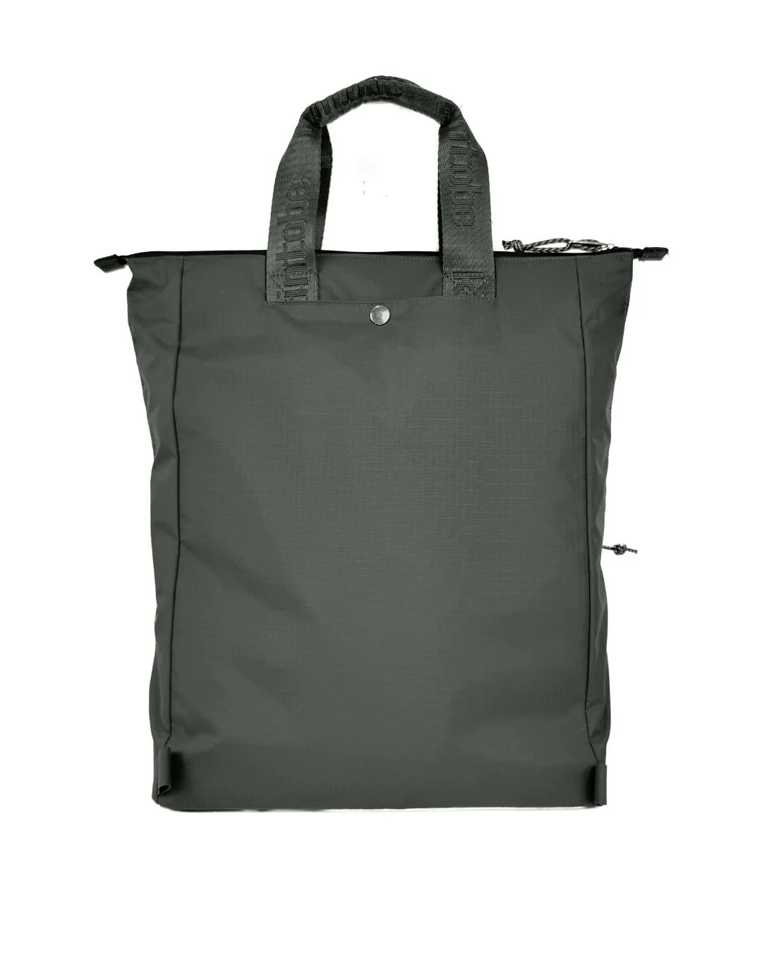 Grøn taske, der kan bruges som tote bag eller rygsæk - og stropper kan skjules. Den har håndtag i toppen, der gør den nem at bære. På toppen sidder lynlåsen, der åbner op til et stort rum med lyst for.