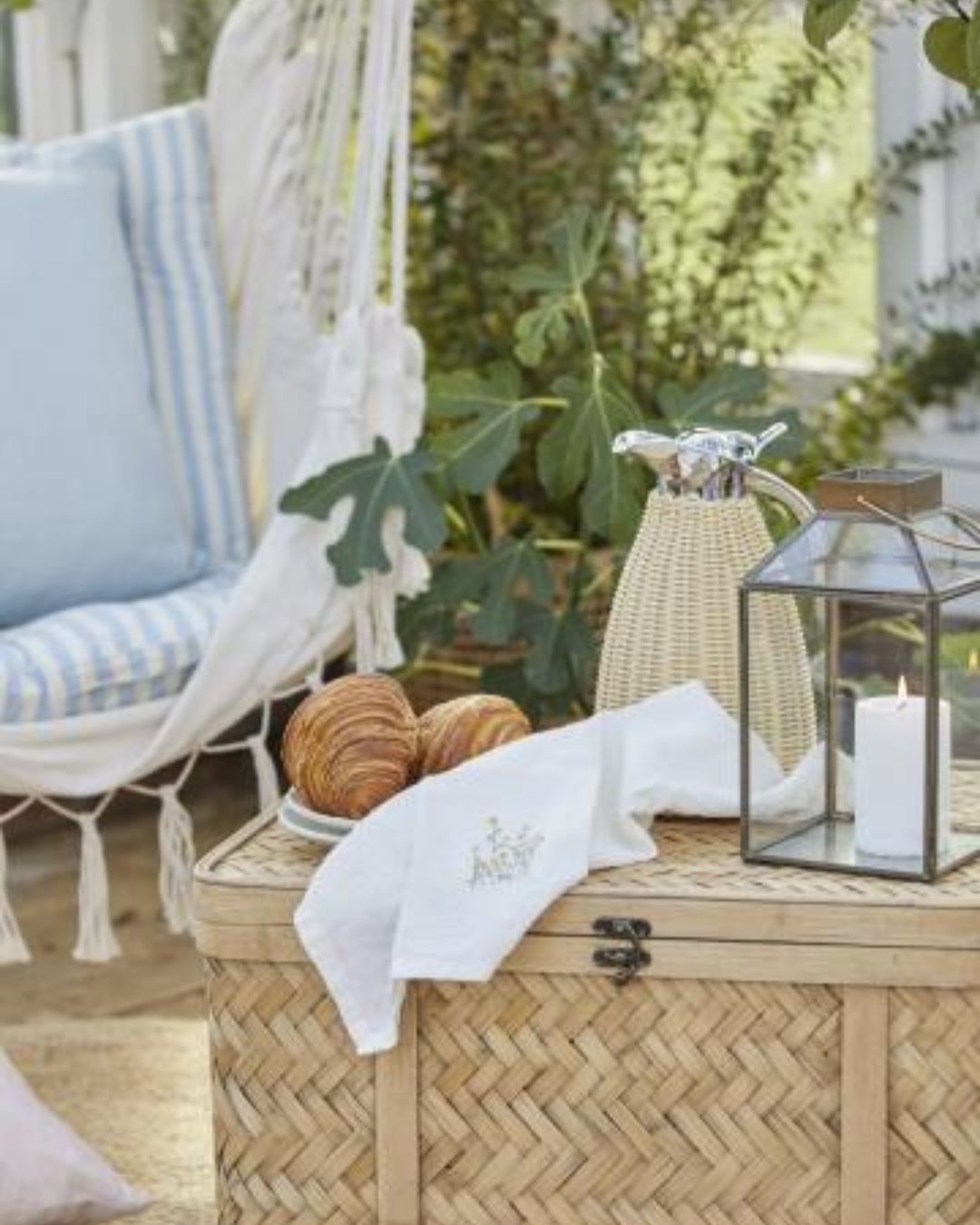 Termokande i brun polyrattan flet til at holde drikkevarer varme, med et stilfuldt og holdbart design.
