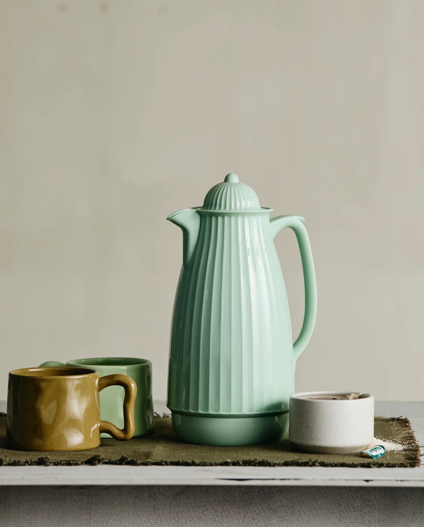 Mintgrøn termokande med riflet design – køb hos Butik Alrum