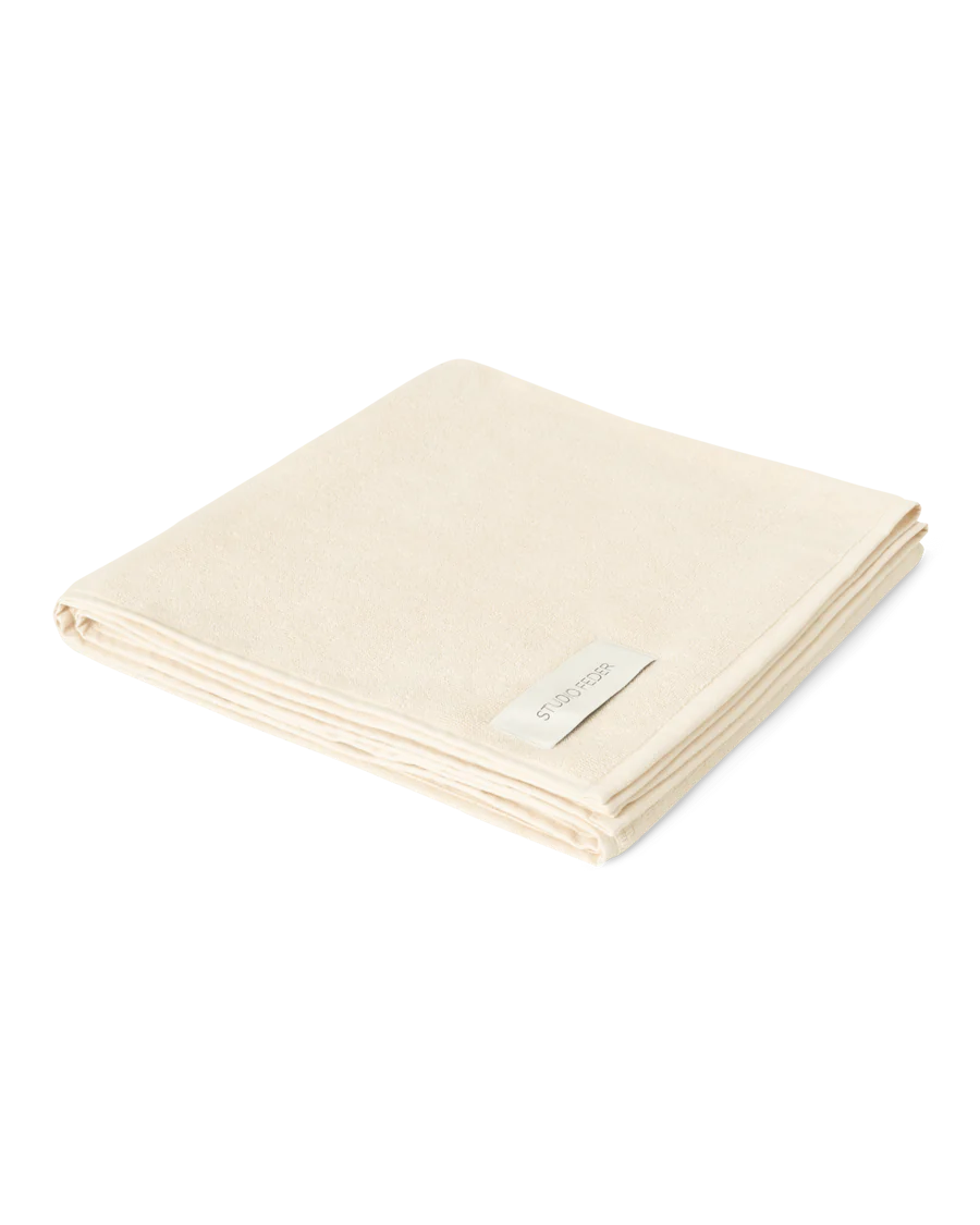 Blødt og absorberende håndklæde i 100% økologisk GOTS-certificeret bomuld, designet med smalle kanter og tæt vævet struktur.