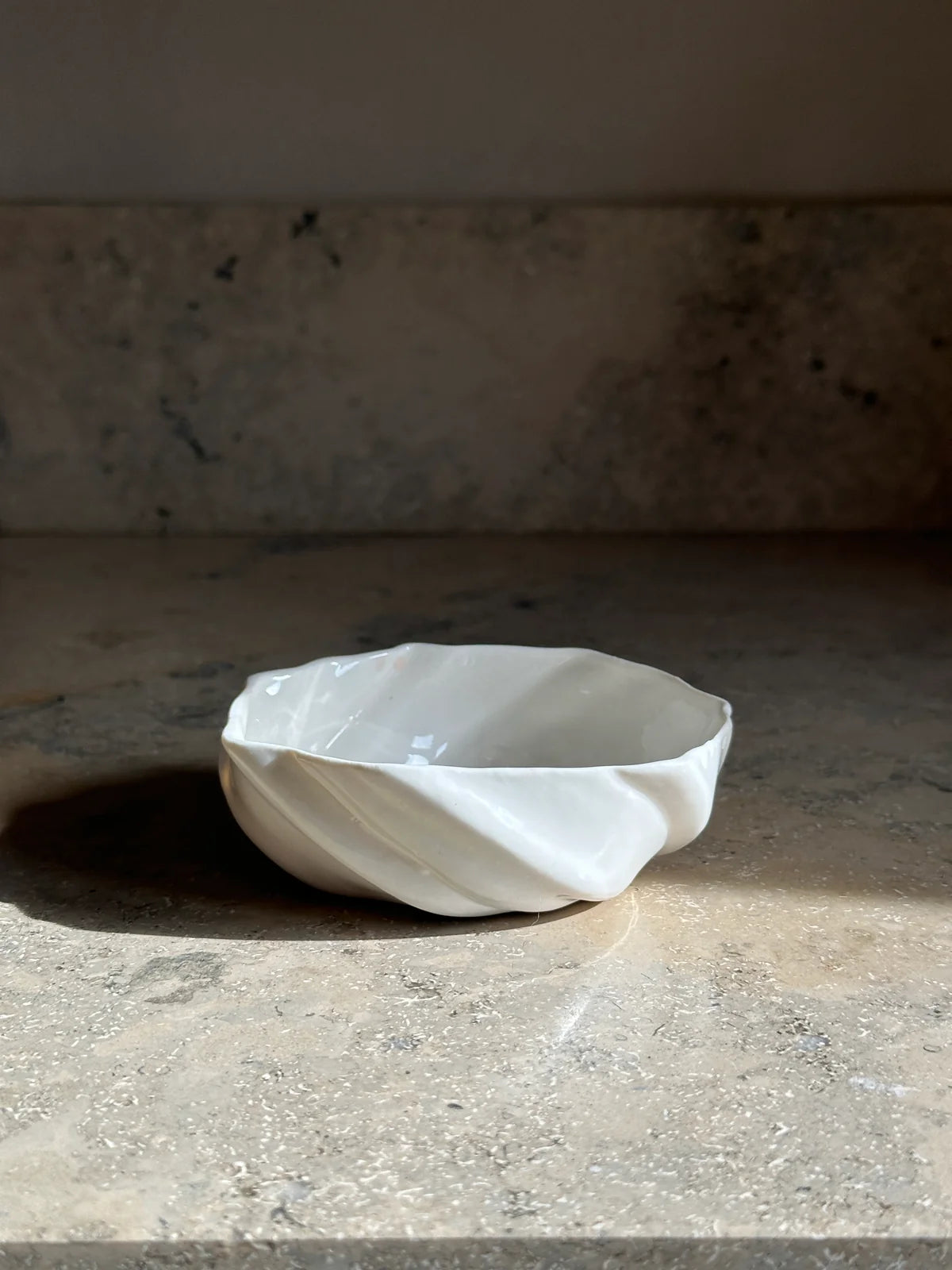 Tidevands snackskål i hvid fra Atelier Marée, håndlavet i porcelænsler med bølget overflade, Ø 11 cm – køb hos butikalrum.dk.